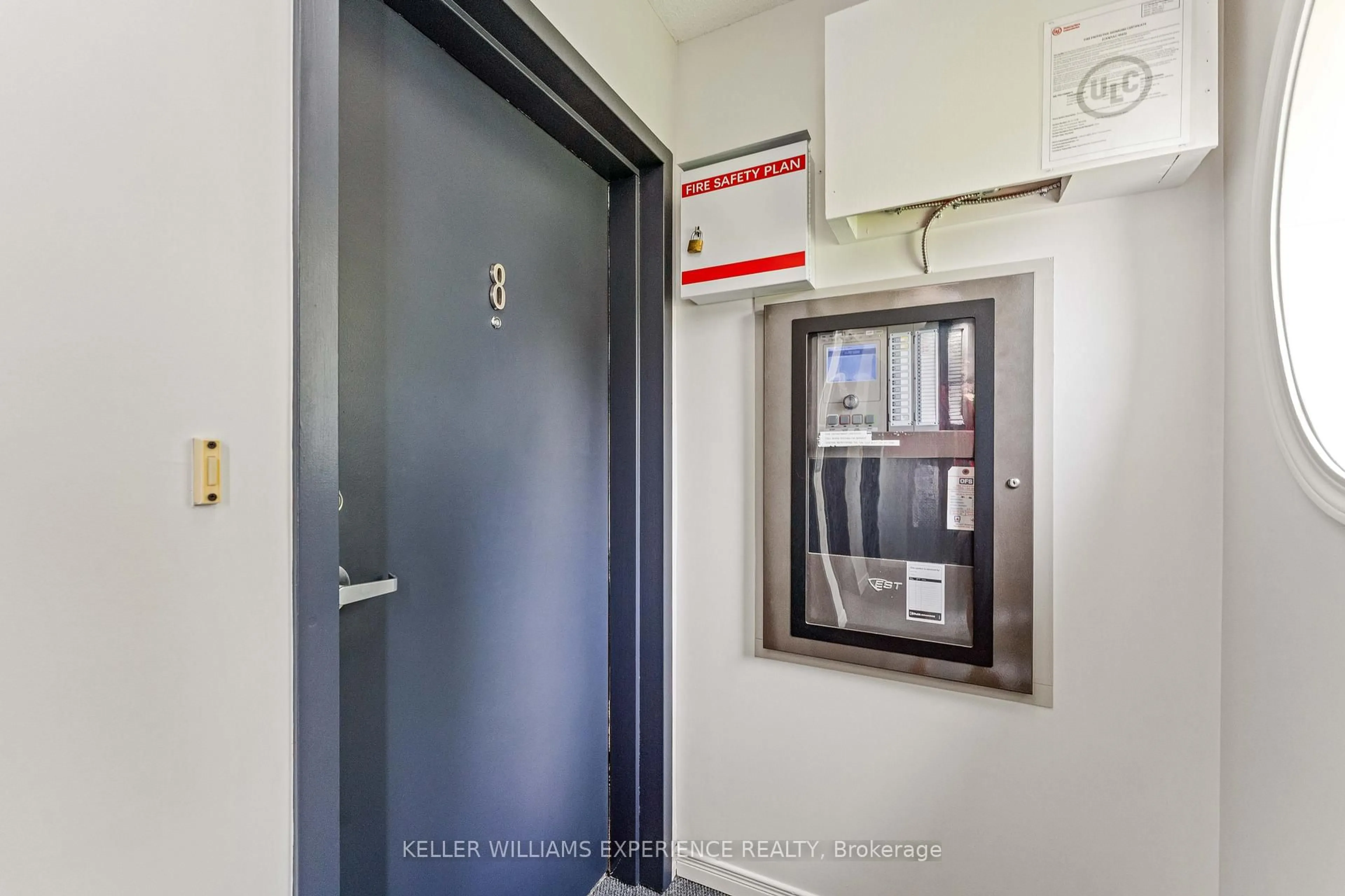 Indoor foyer for 15 Cheltenham Rd #8, Barrie Ontario L4M 0E7