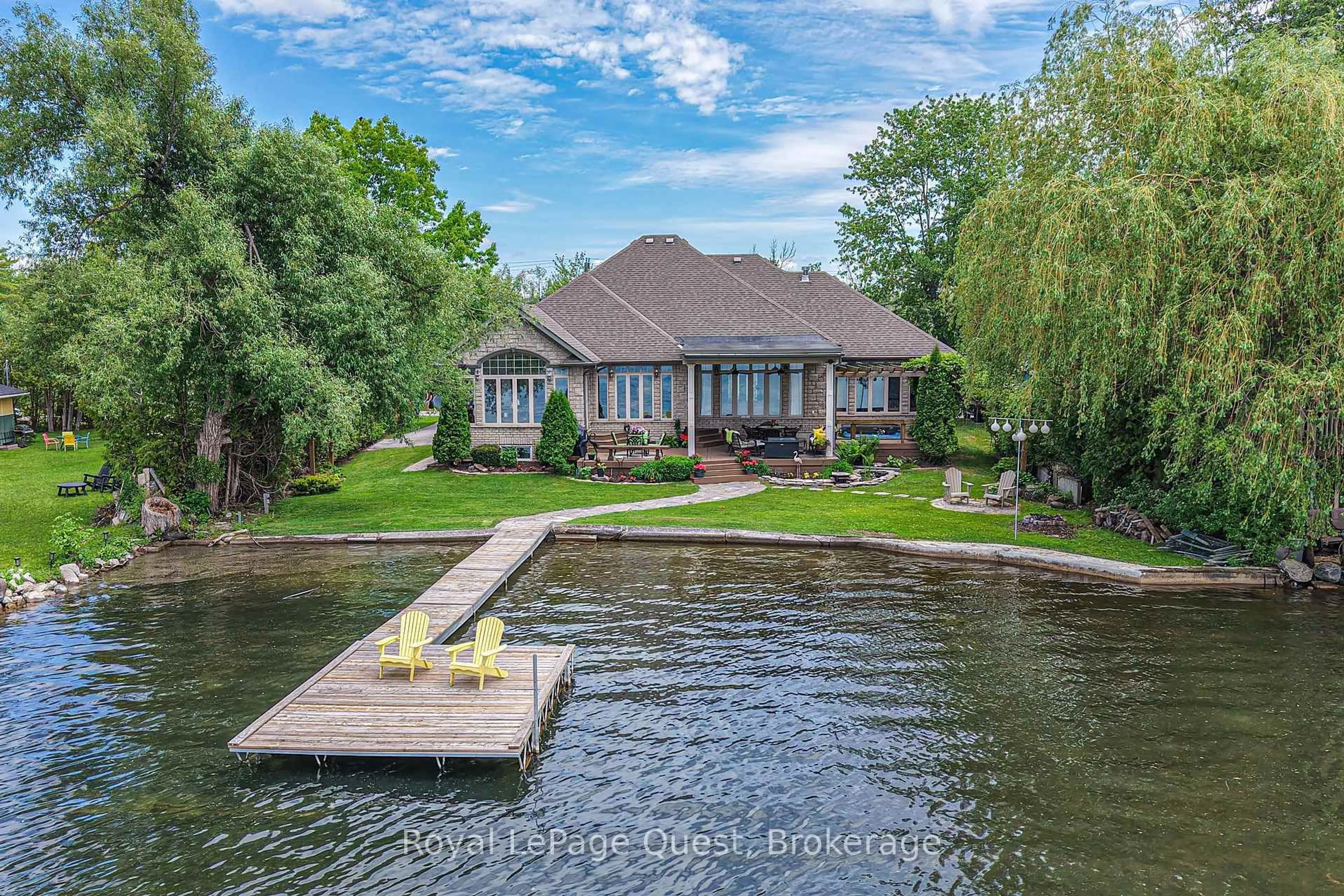 A pic from outside/outdoor area/front of a property/back of a property/a pic from drone, water/lake/river/ocean view for 199 Victoria Cres, Orillia Ontario L3V 0J5
