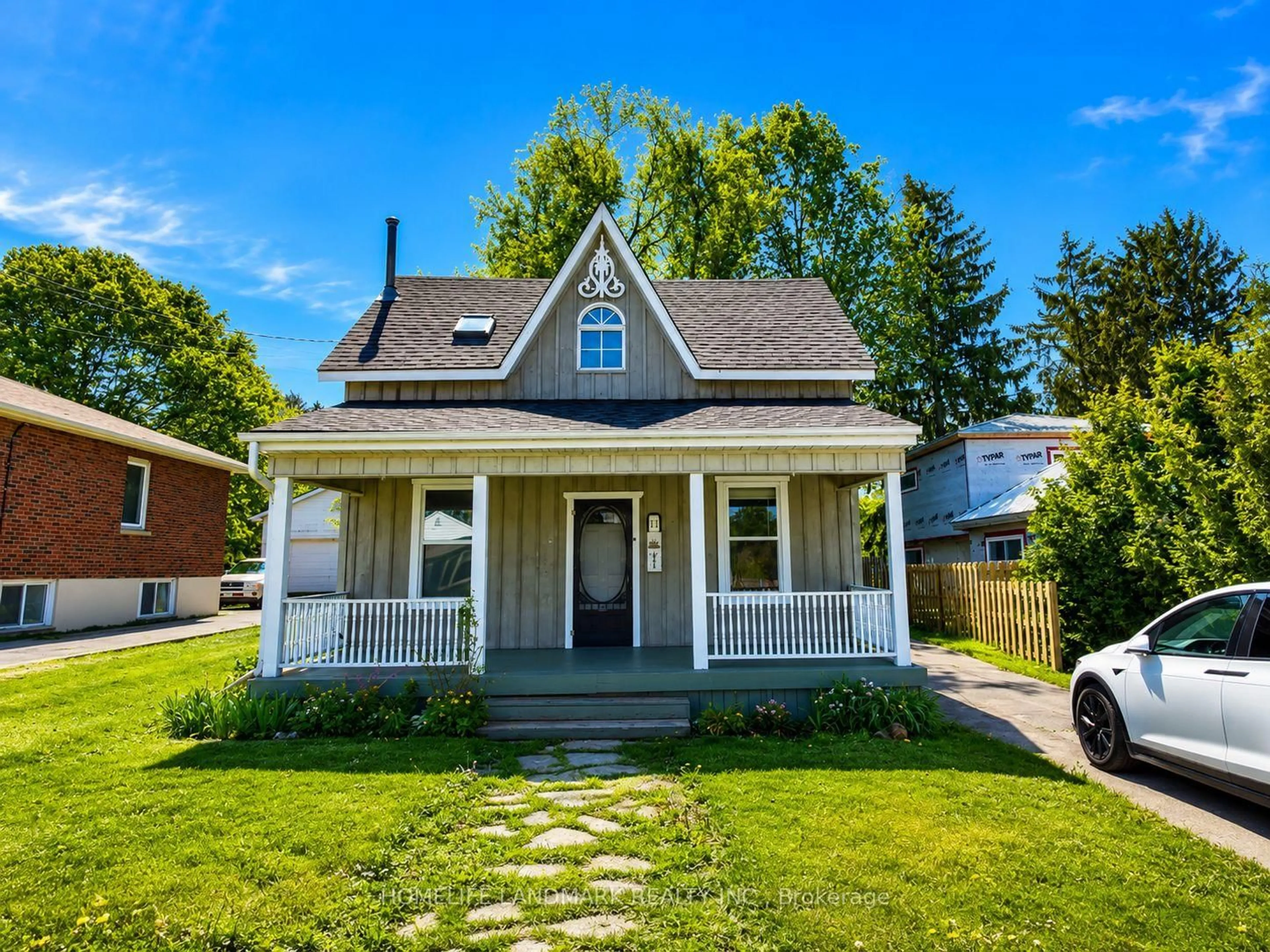Home with vinyl exterior material, street for 111 Penetang St, Barrie Ontario L4M 1V7