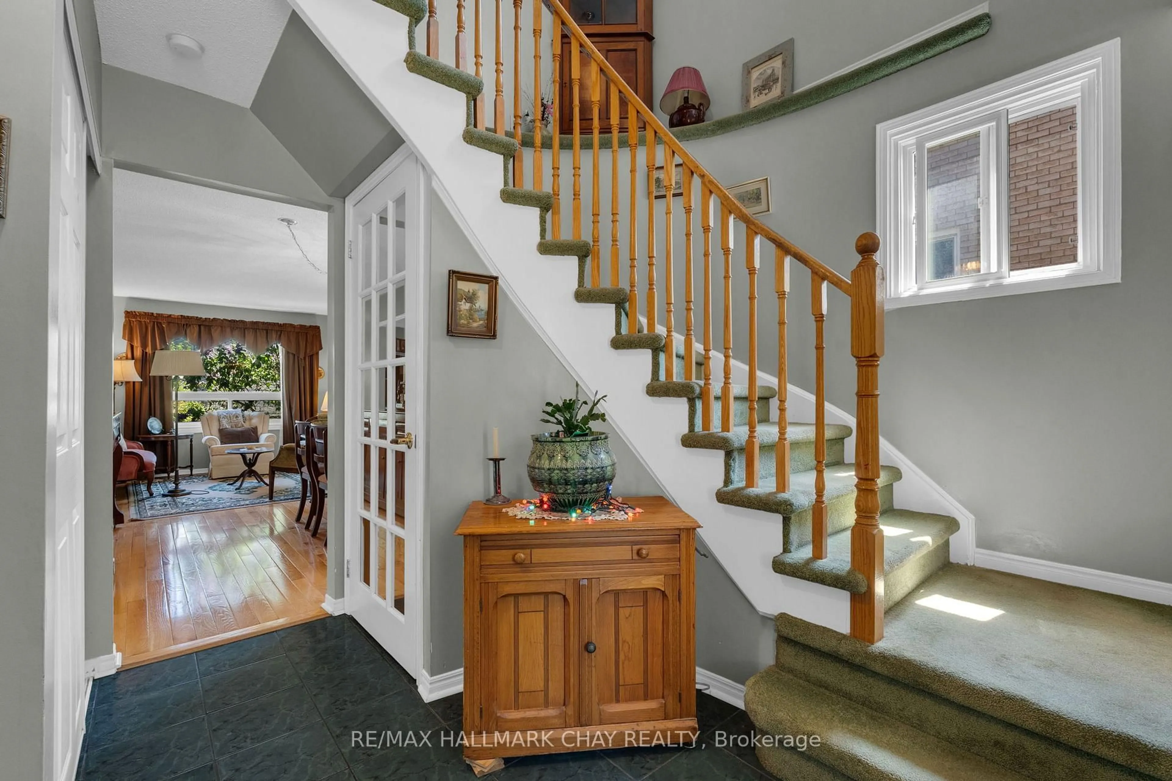 Indoor foyer for 25 Cartwright Dr, Barrie Ontario L4M 6E2
