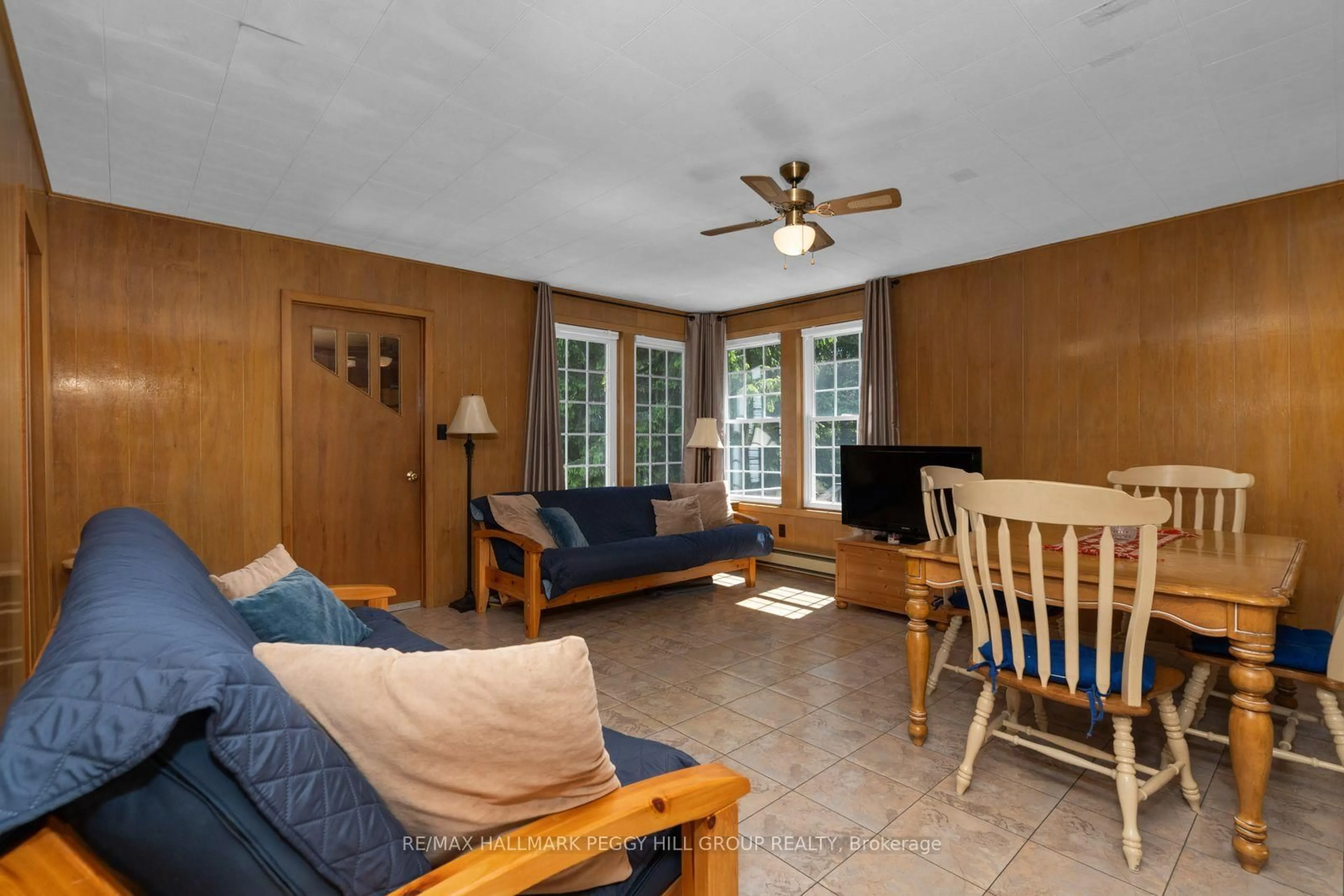 Living room with furniture, unknown for 16 Susan Crt, Tiny Ontario L0L 2J0