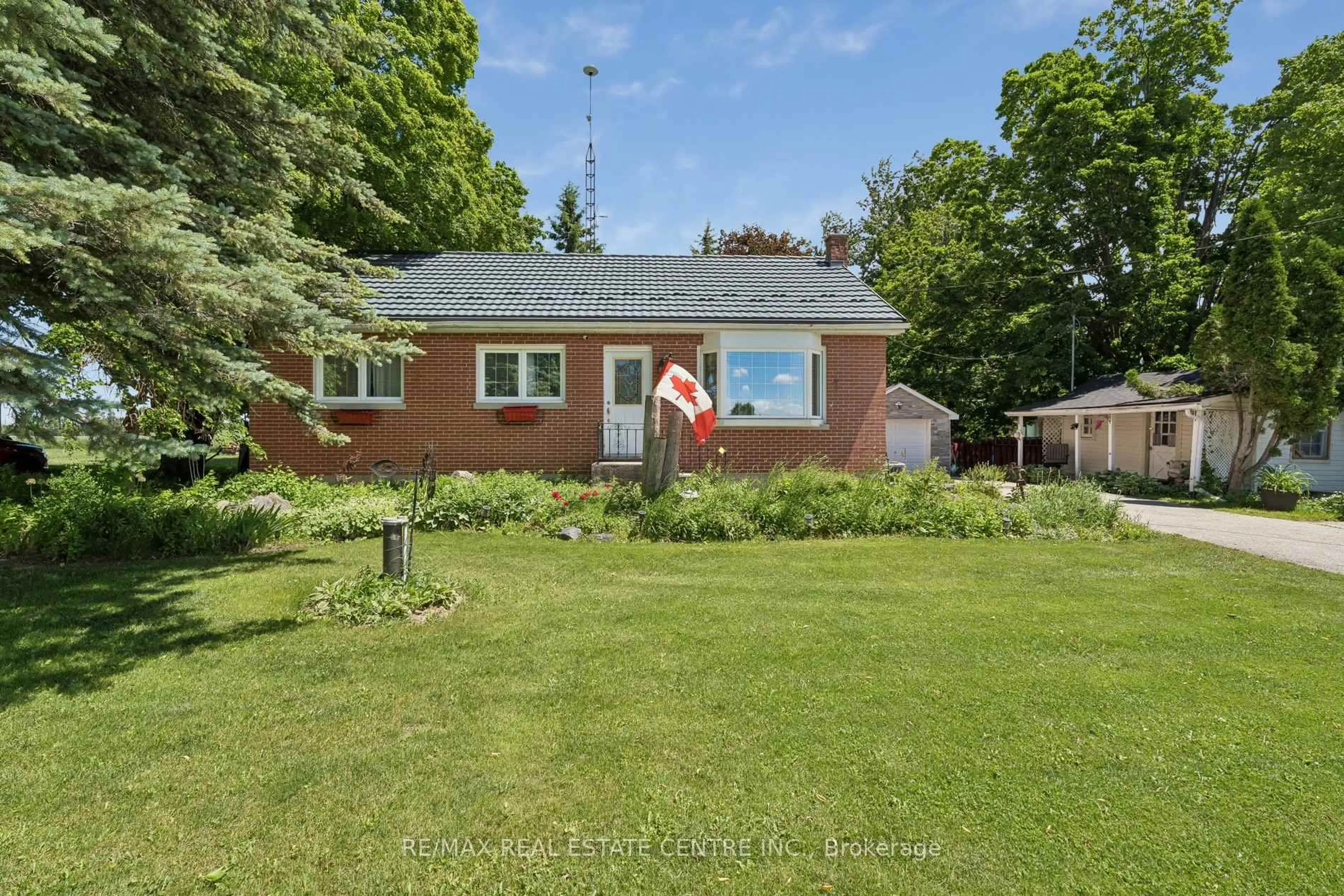A pic from outside/outdoor area/front of a property/back of a property/a pic from drone, unknown for 871 Penetanguishene Rd, Oro-Medonte Ontario L4M 4Y8