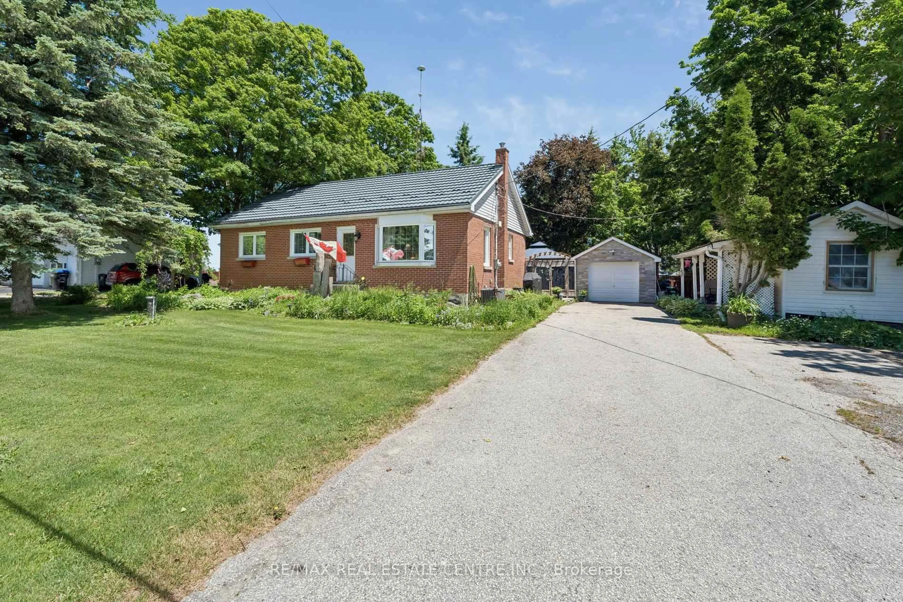 A pic from outside/outdoor area/front of a property/back of a property/a pic from drone, street for 871 Penetanguishene Rd, Oro-Medonte Ontario L4M 4Y8