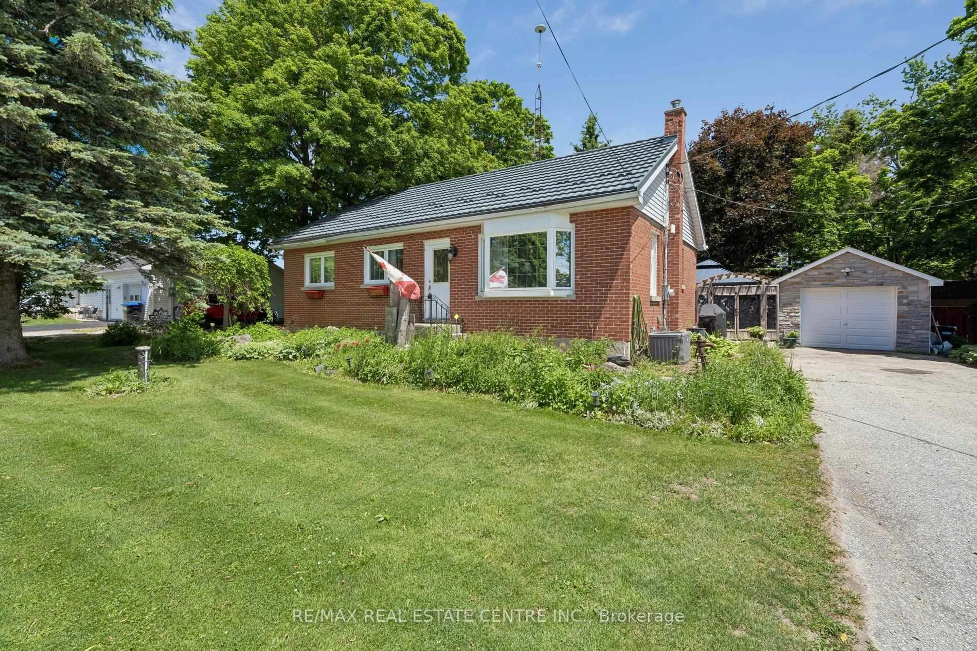 A pic from outside/outdoor area/front of a property/back of a property/a pic from drone, street for 871 Penetanguishene Rd, Oro-Medonte Ontario L4M 4Y8