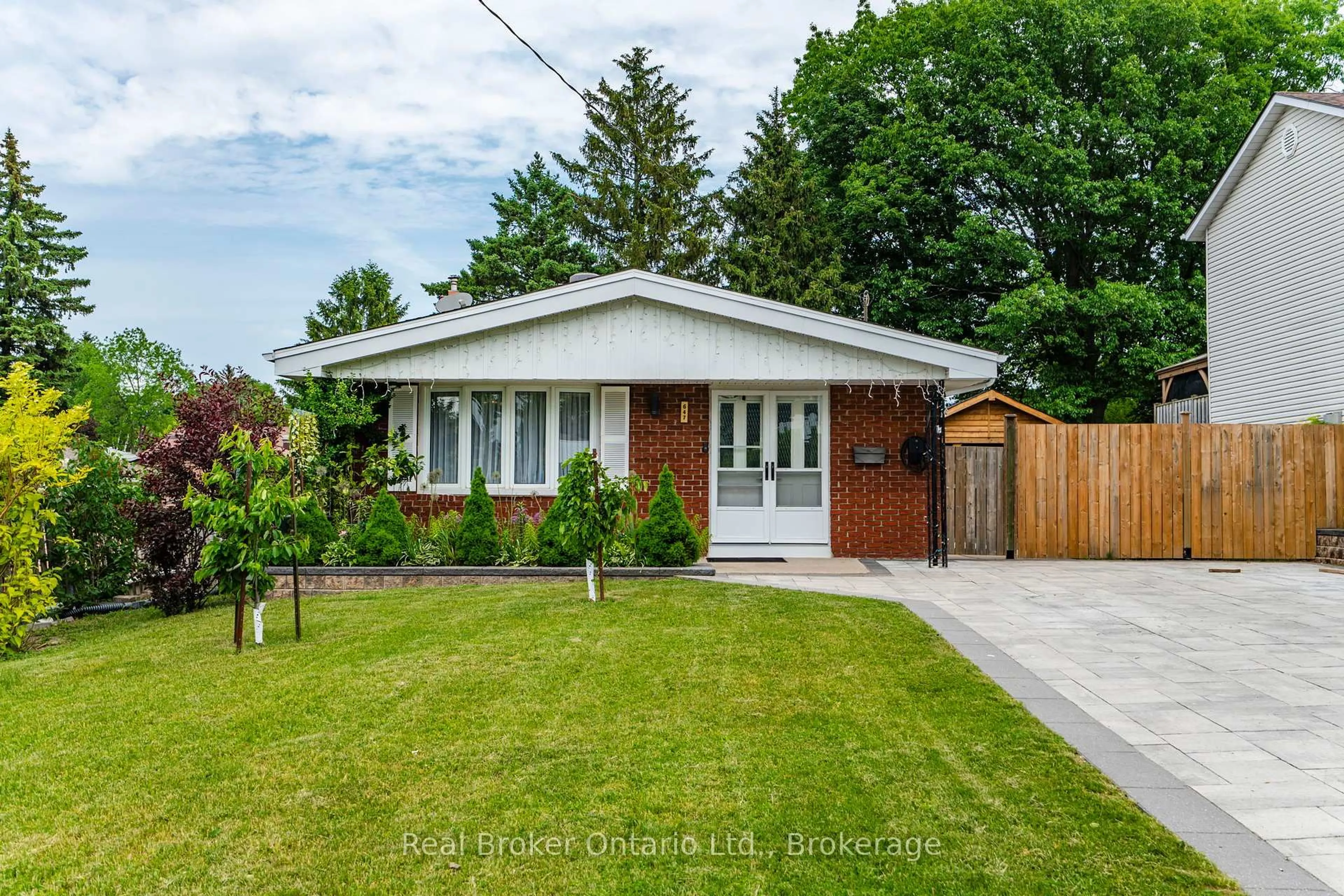 Unknown for 647 Manly St, Midland Ontario L4R 3G7