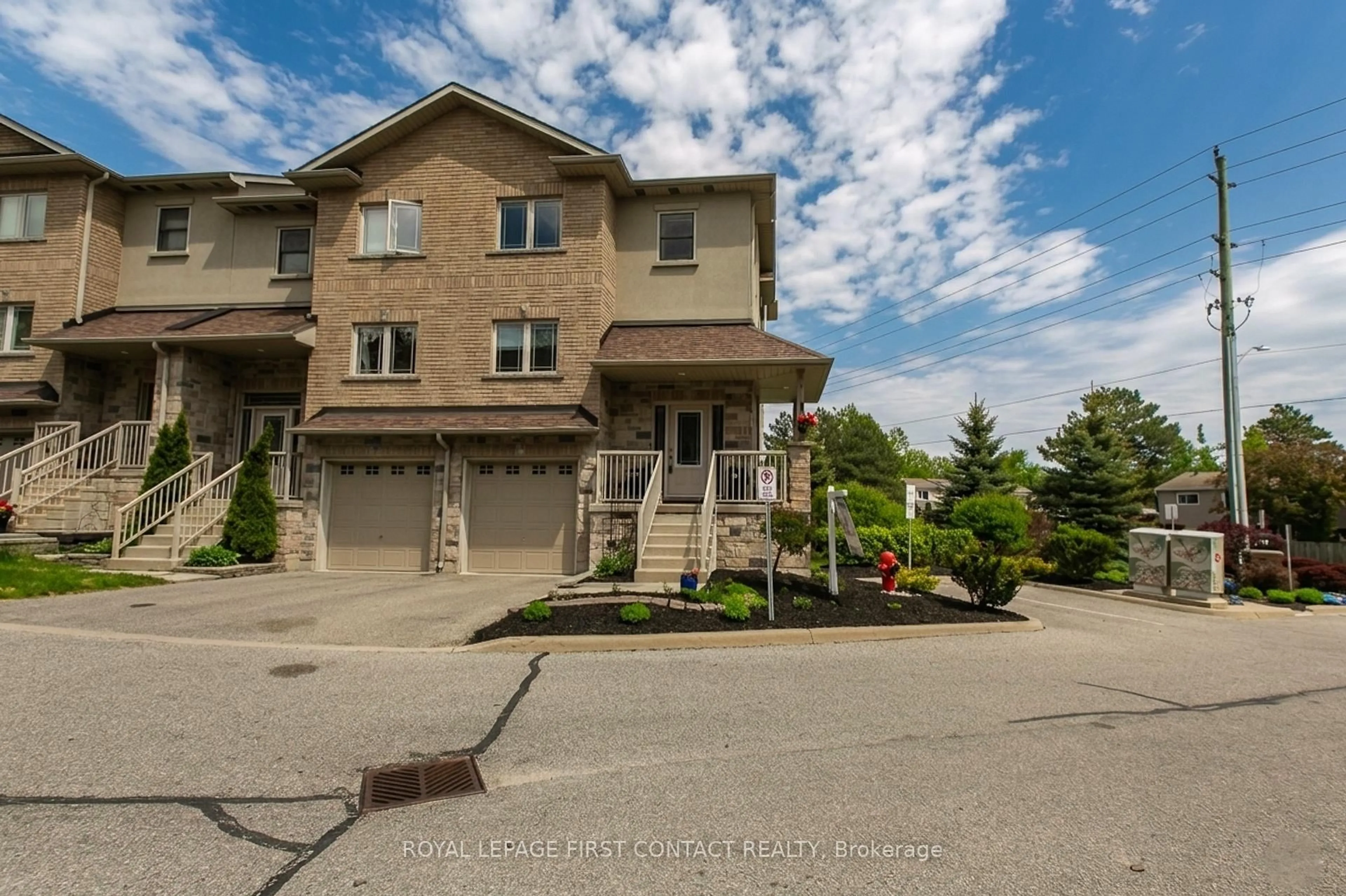 A pic from outside/outdoor area/front of a property/back of a property/a pic from drone, street for 376 Blake St #21, Barrie Ontario L4M 1J6