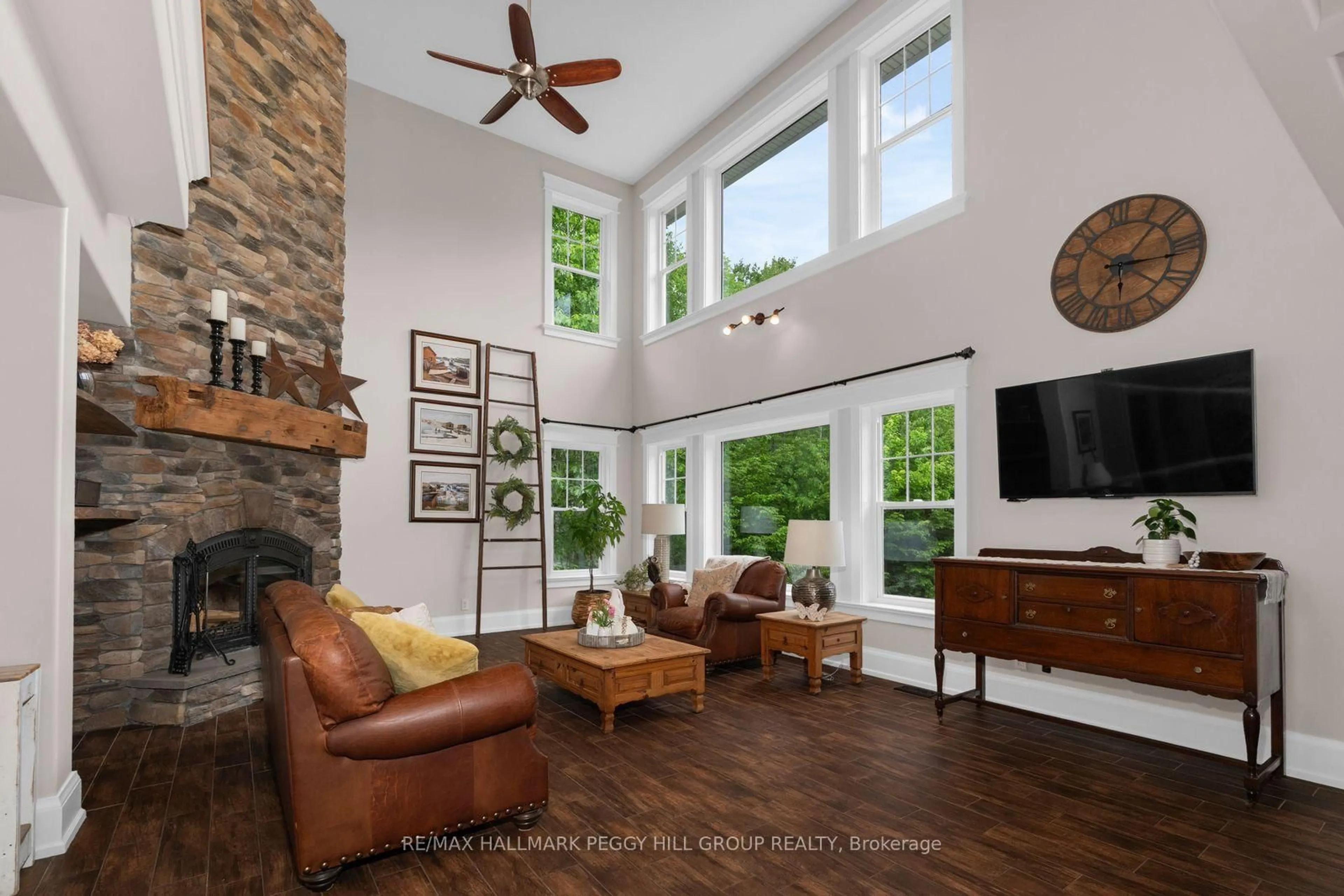 Living room with furniture, unknown for 185 Skylark Rd, Tiny Ontario L0L 2T0