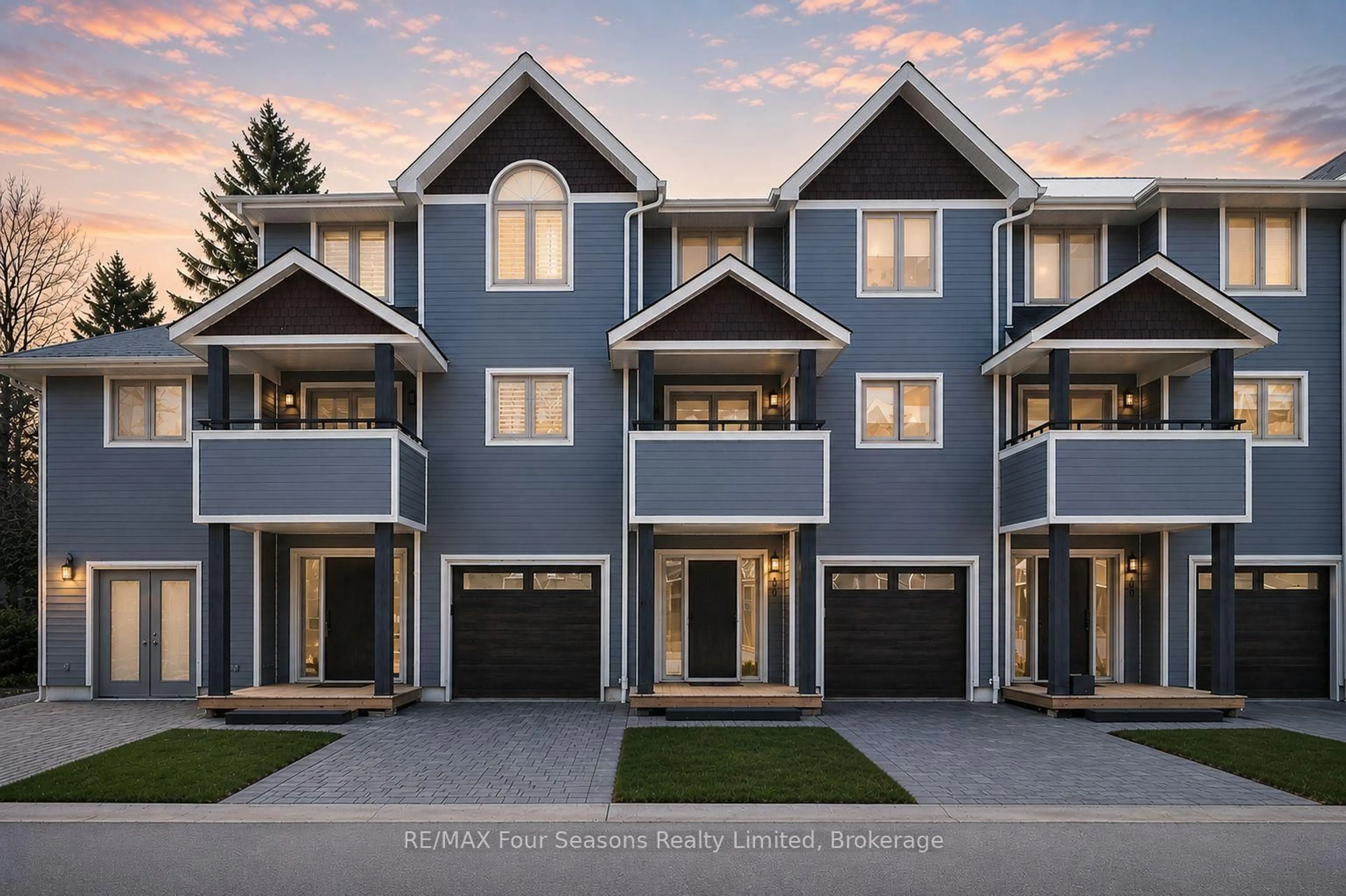 Home with vinyl exterior material, street for 25 Starboard Rd #25, Collingwood Ontario L9Y 5C8