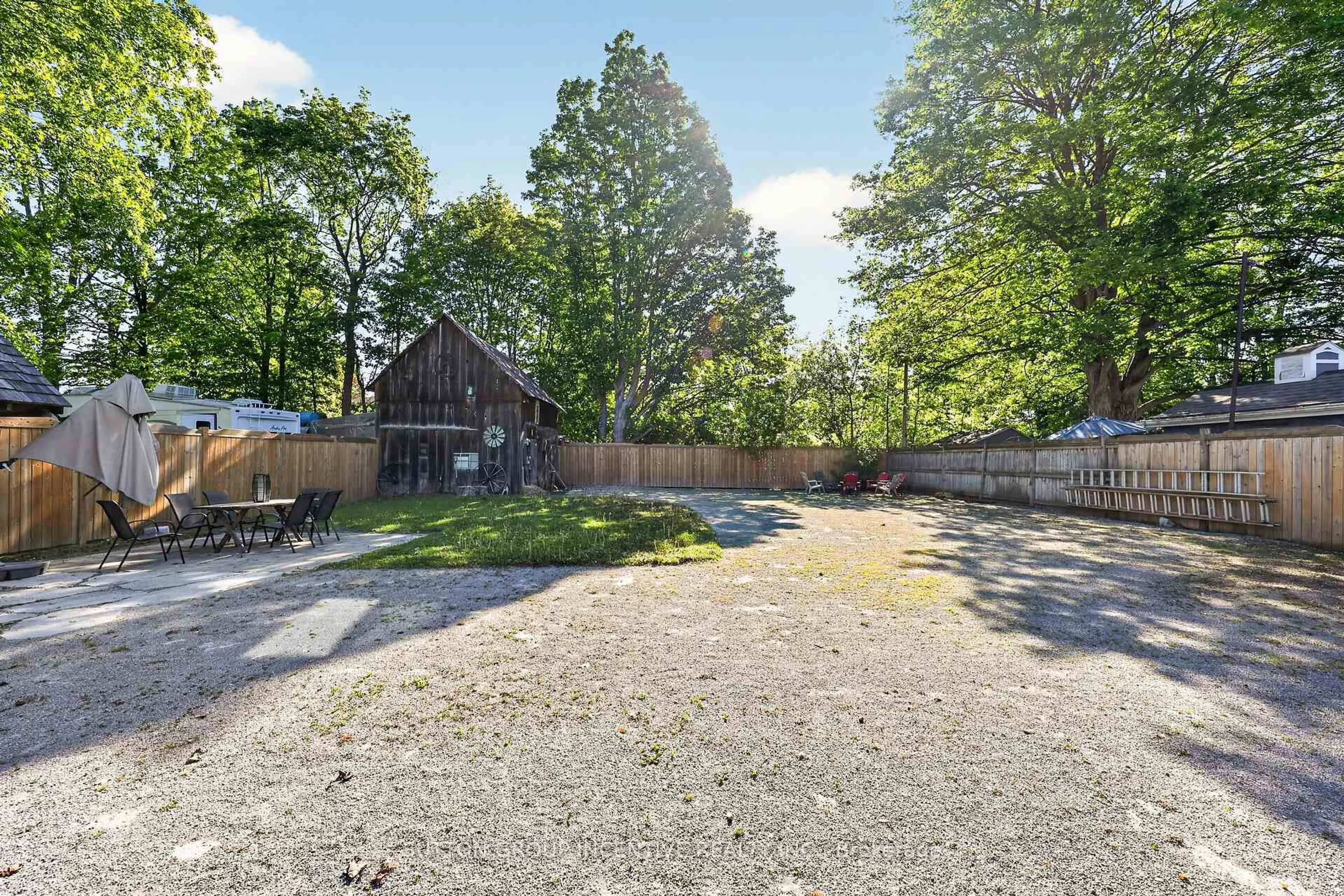 A pic from outside/outdoor area/front of a property/back of a property/a pic from drone, street for 48 Alfred St, Barrie Ontario L4N 3M3