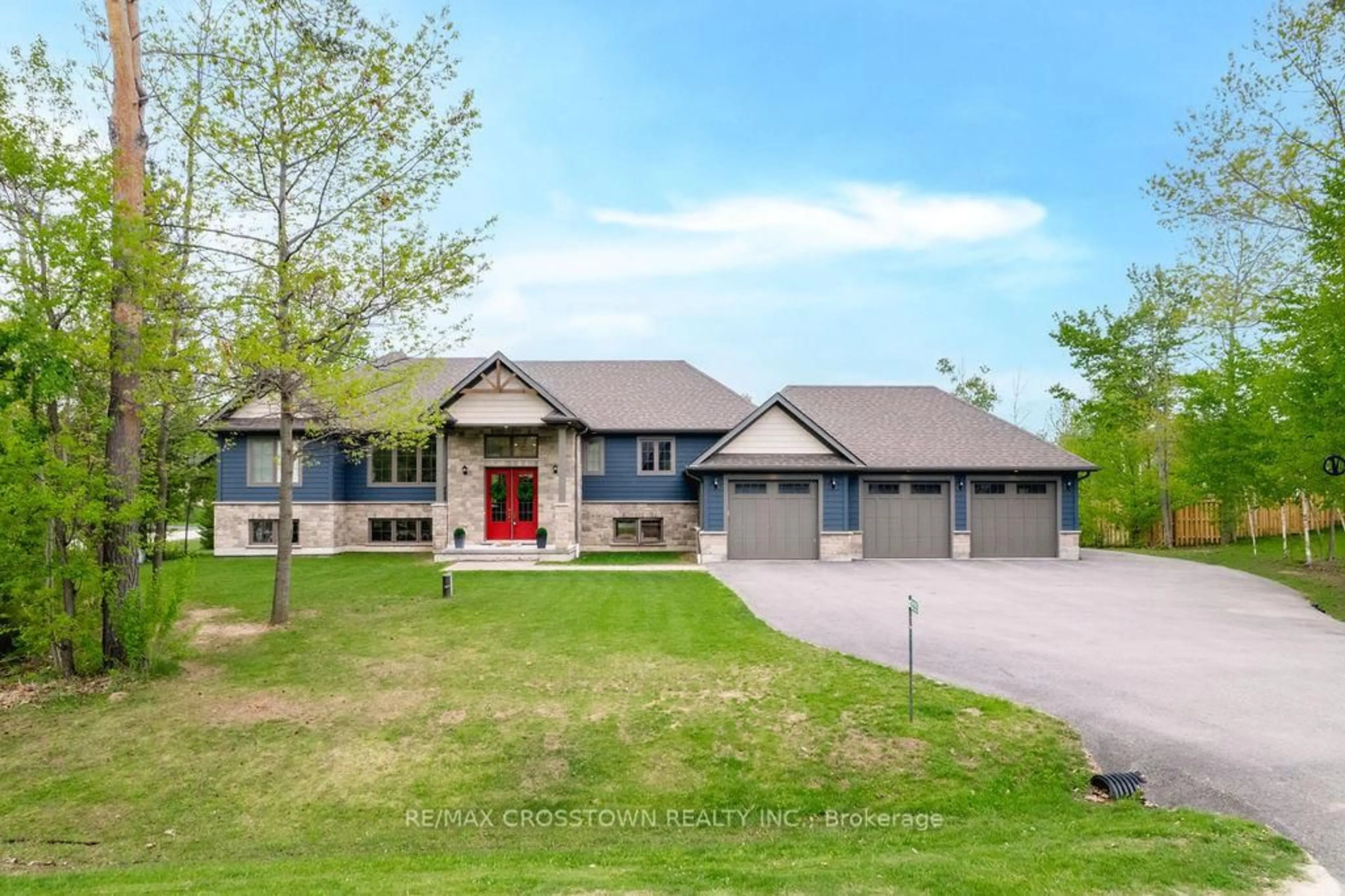 A pic from outside/outdoor area/front of a property/back of a property/a pic from drone, street for 2055 Elana Dr, Severn Ontario L3V 0C1