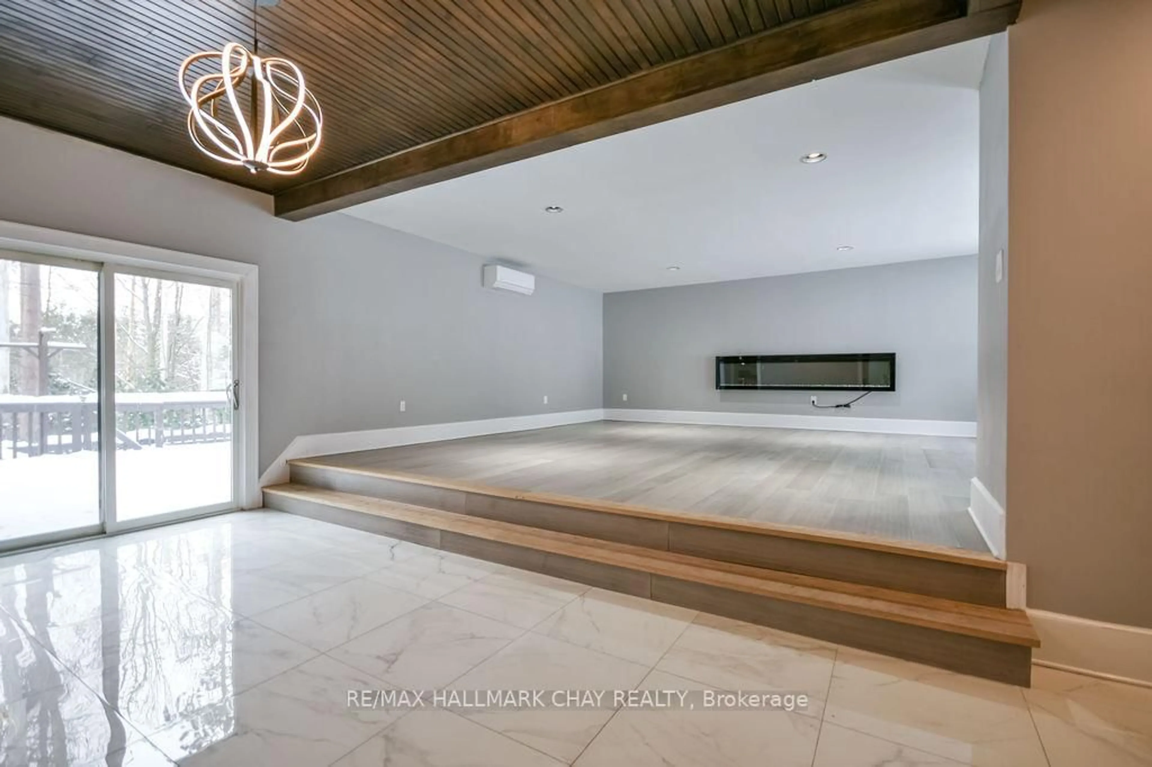 Indoor foyer for 1 Pine Spring Rd, Oro-Medonte Ontario L4M 4Y8
