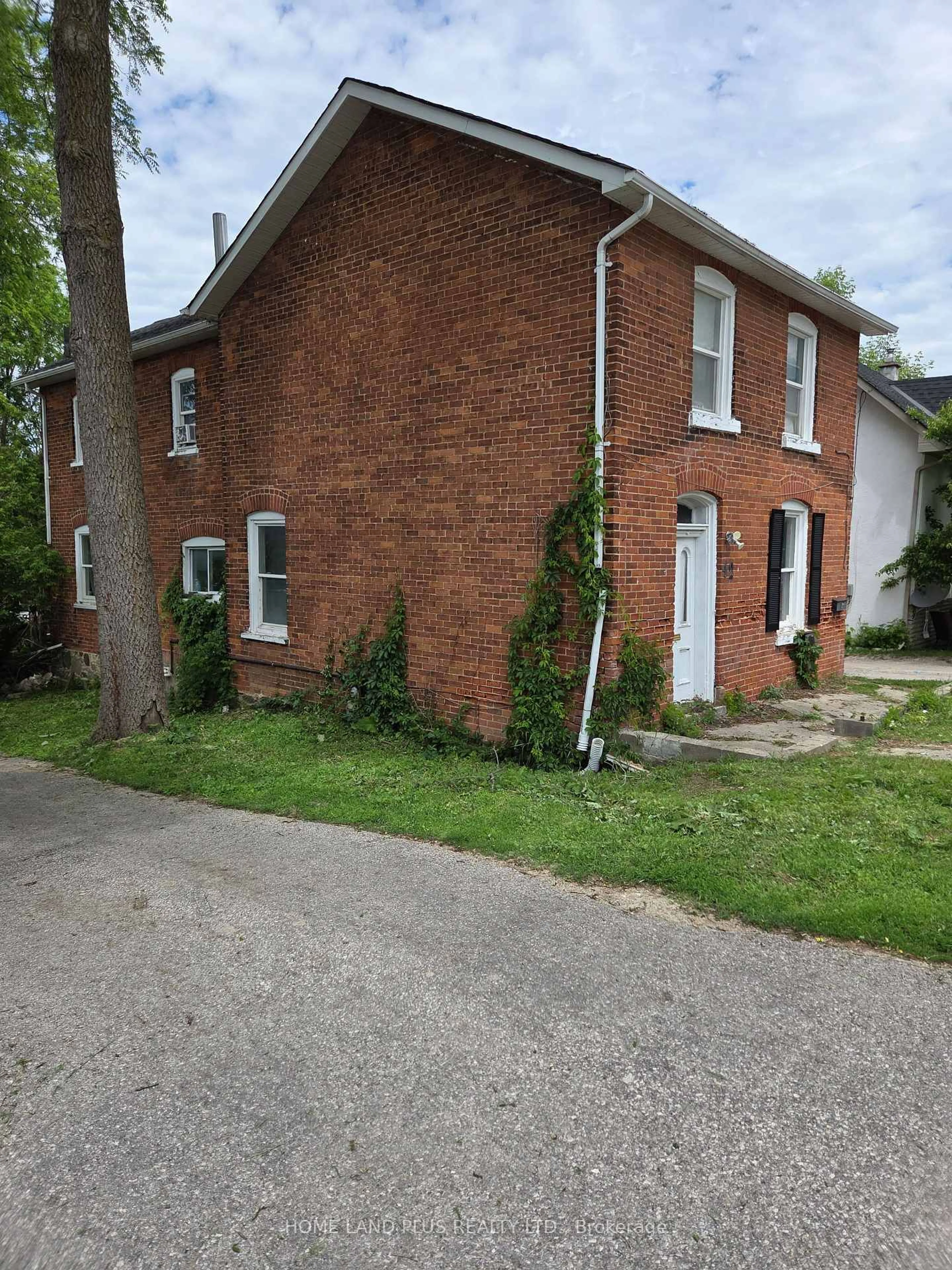 Home with brick exterior material, building for 42 Penetang St, Barrie Ontario L4M 1V6