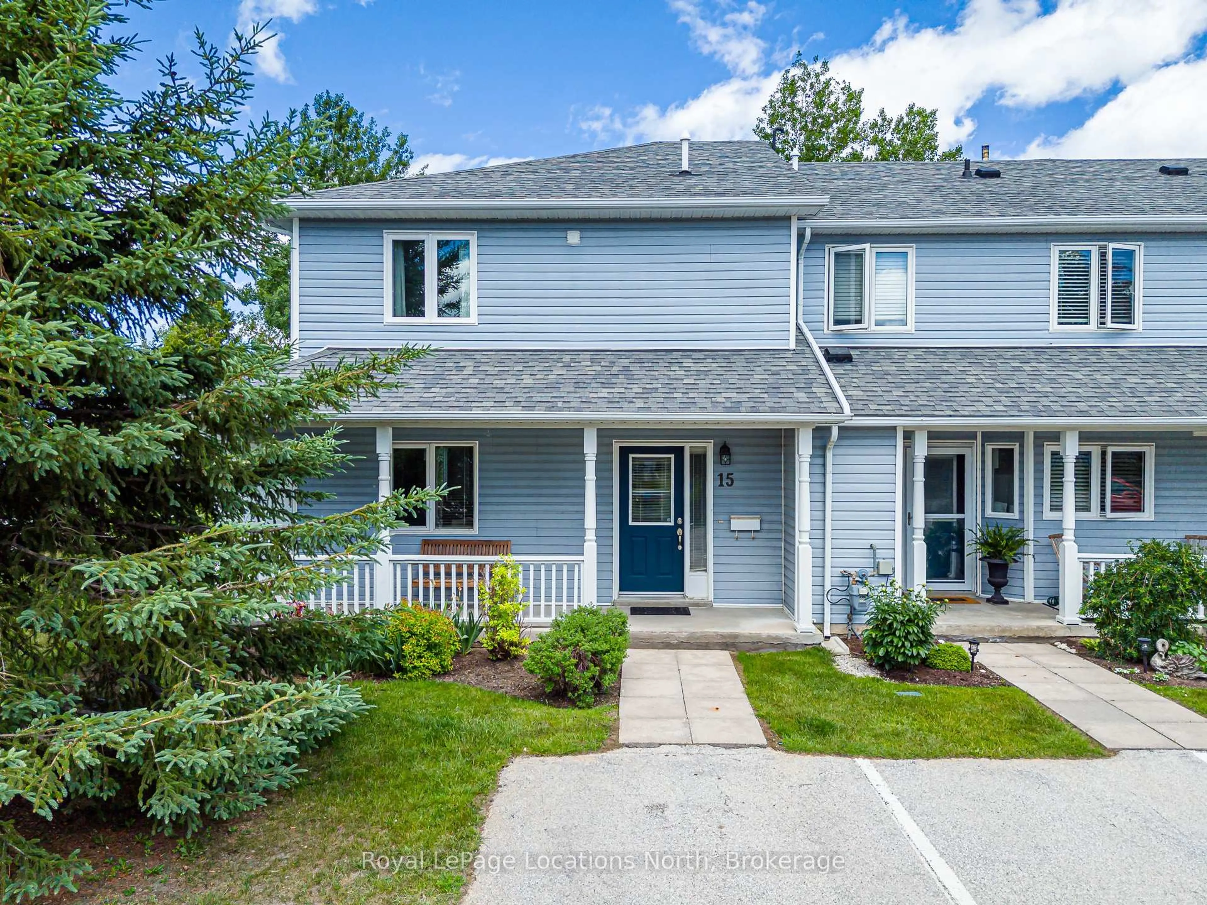 Home with vinyl exterior material, street for 15 Sundial Crt, Collingwood Ontario L9Y 5E5
