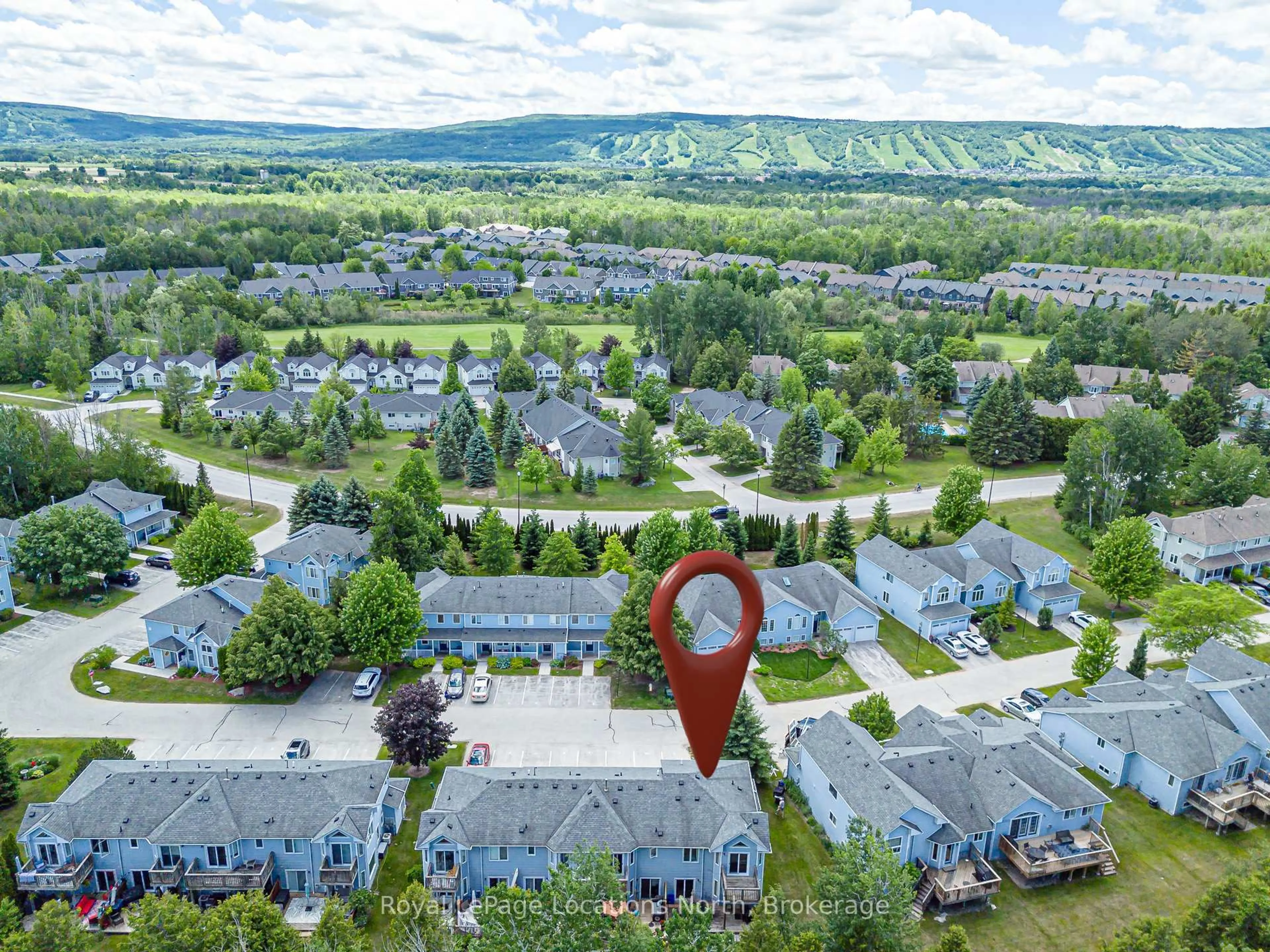 A pic from outside/outdoor area/front of a property/back of a property/a pic from drone, mountain view for 15 Sundial Crt, Collingwood Ontario L9Y 5E5