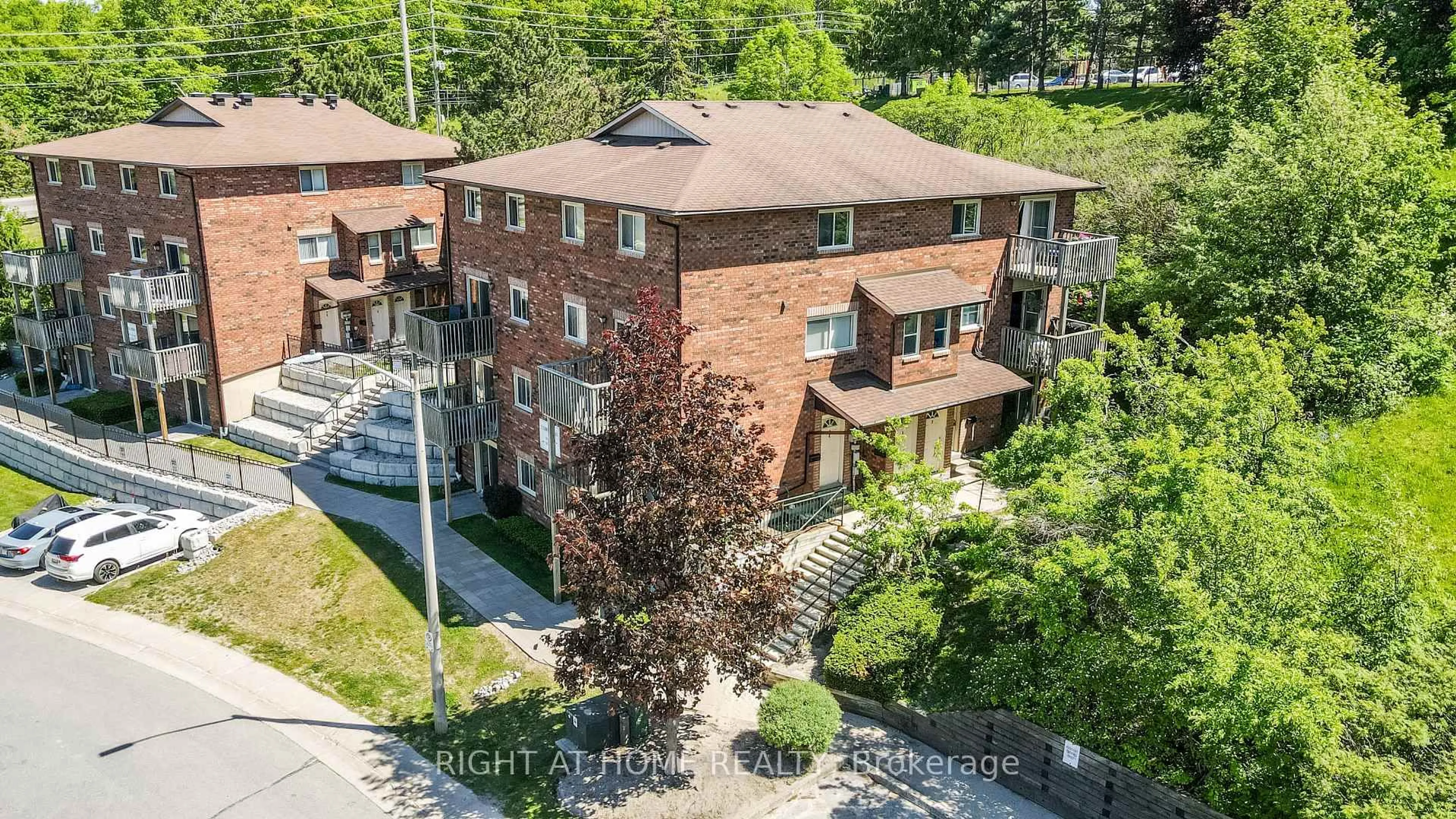 A pic from outside/outdoor area/front of a property/back of a property/a pic from drone, unknown for 3 Sawmill Rd #2, Barrie Ontario L4N 6X3