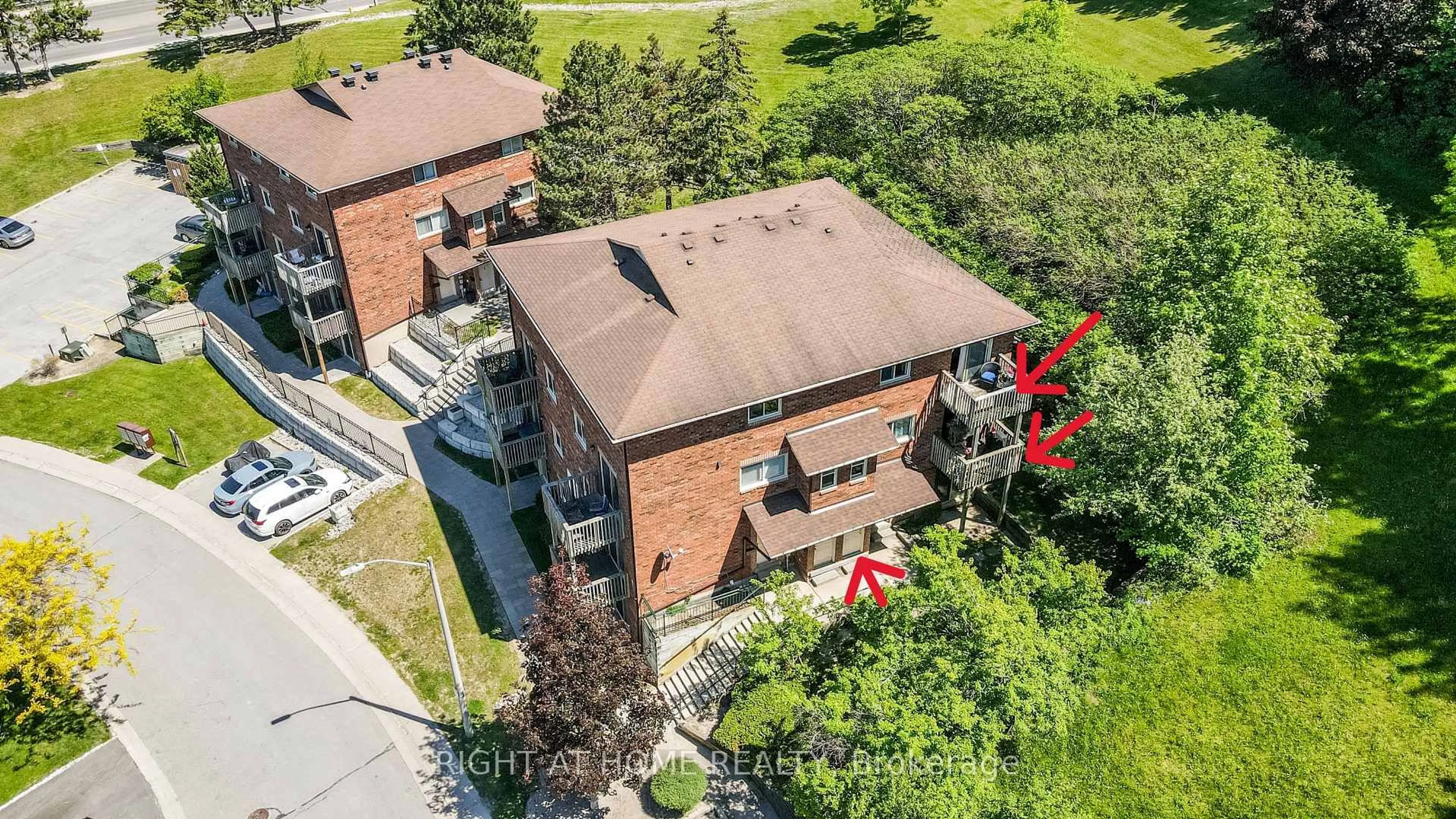 A pic from outside/outdoor area/front of a property/back of a property/a pic from drone, building for 3 Sawmill Rd #2, Barrie Ontario L4N 6X3