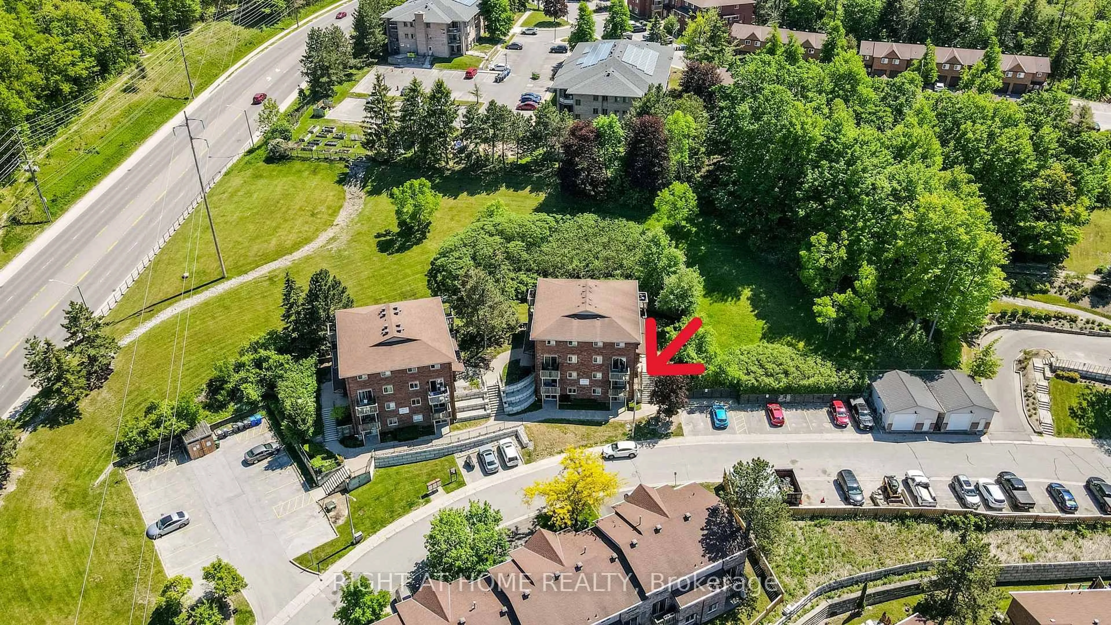 A pic from outside/outdoor area/front of a property/back of a property/a pic from drone, street for 3 Sawmill Rd #2, Barrie Ontario L4N 6X3