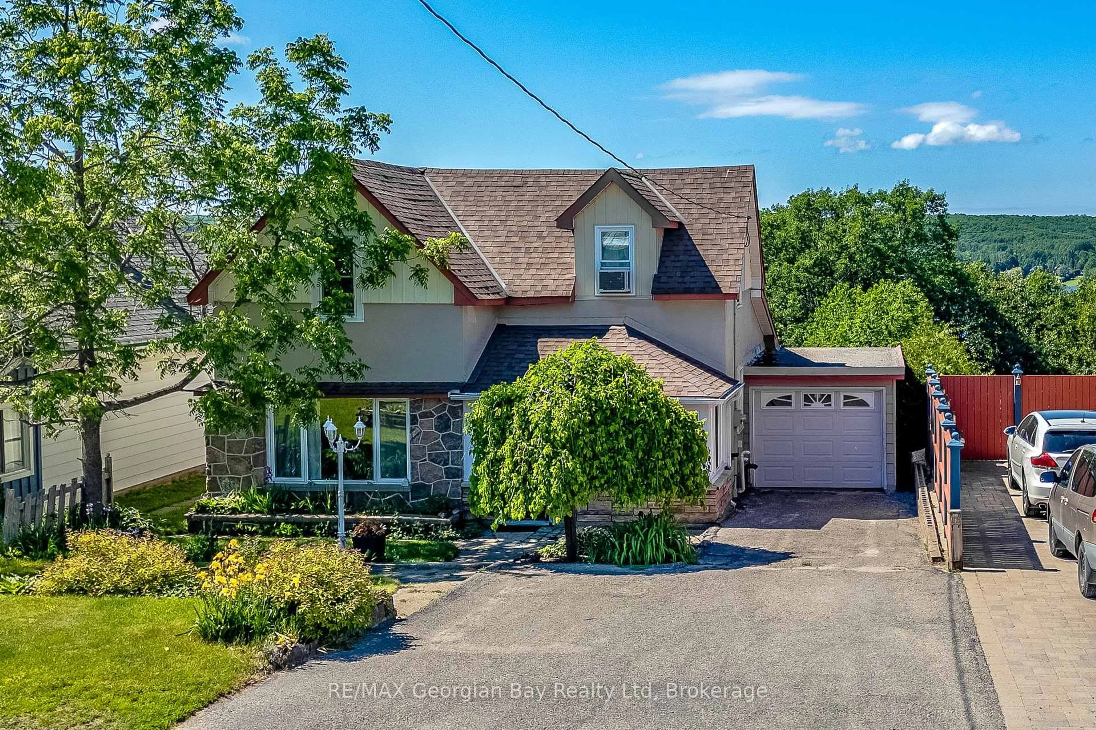 A pic from outside/outdoor area/front of a property/back of a property/a pic from drone, street for 71 Poyntz St, Penetanguishene Ontario L9M 1N6