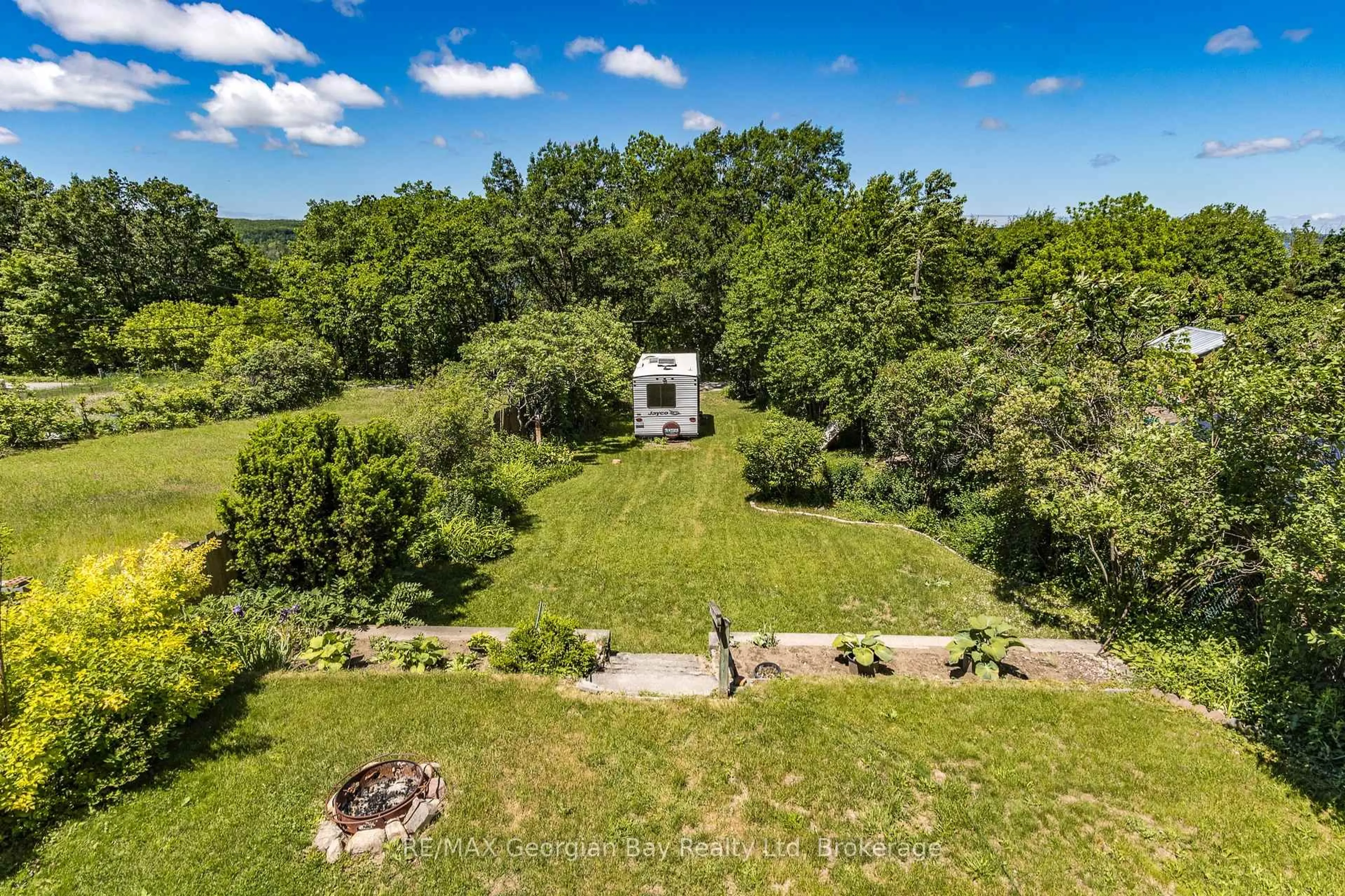 A pic from outside/outdoor area/front of a property/back of a property/a pic from drone, unknown for 71 Poyntz St, Penetanguishene Ontario L9M 1N6