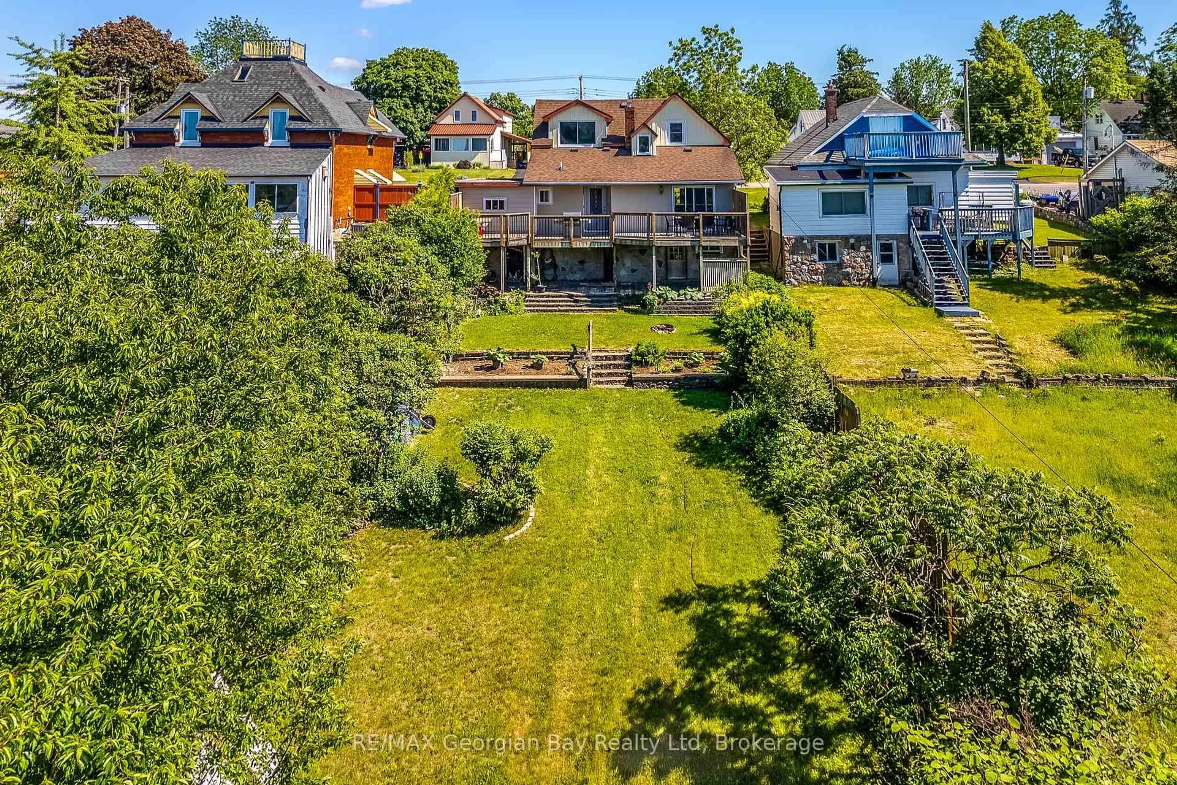A pic from outside/outdoor area/front of a property/back of a property/a pic from drone, unknown for 71 Poyntz St, Penetanguishene Ontario L9M 1N6