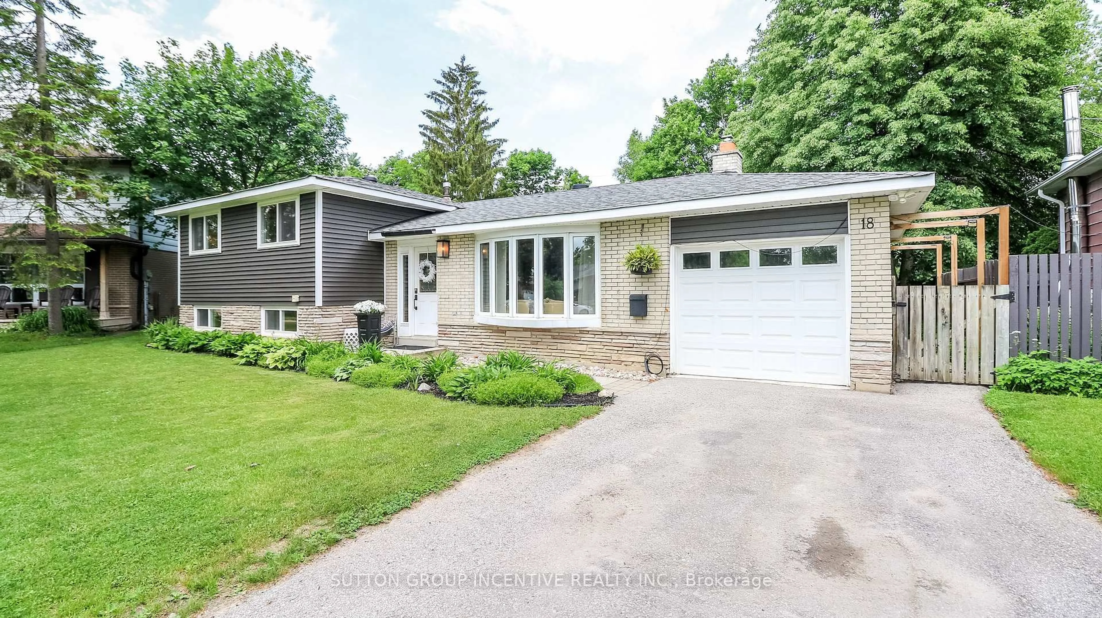 Home with vinyl exterior material, street for 18 Jill's Crt, Barrie Ontario L4M 4L7