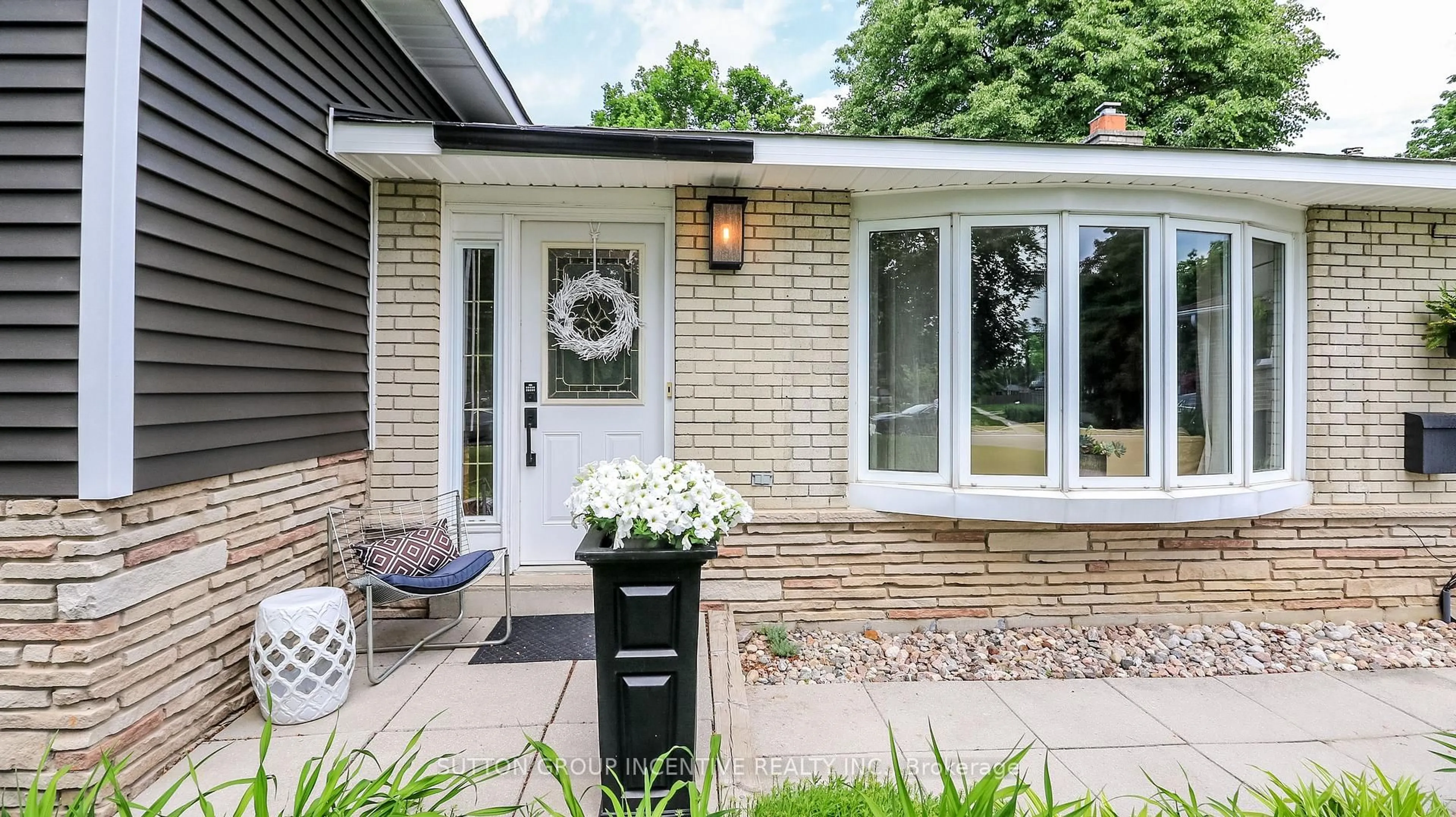 Home with brick exterior material, street for 18 Jill's Crt, Barrie Ontario L4M 4L7