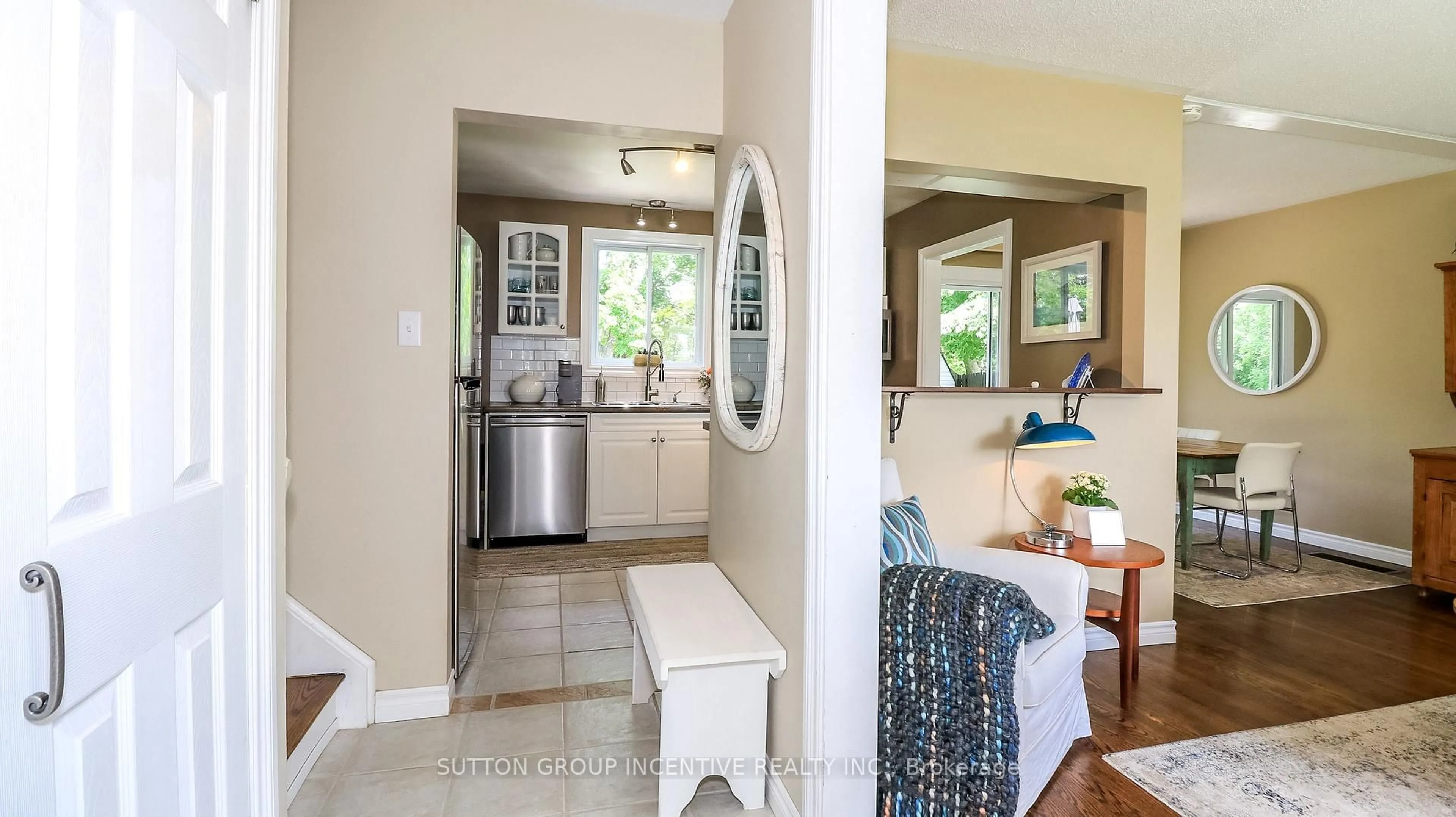 Open concept kitchen, ceramic/tile floor for 18 Jill's Crt, Barrie Ontario L4M 4L7