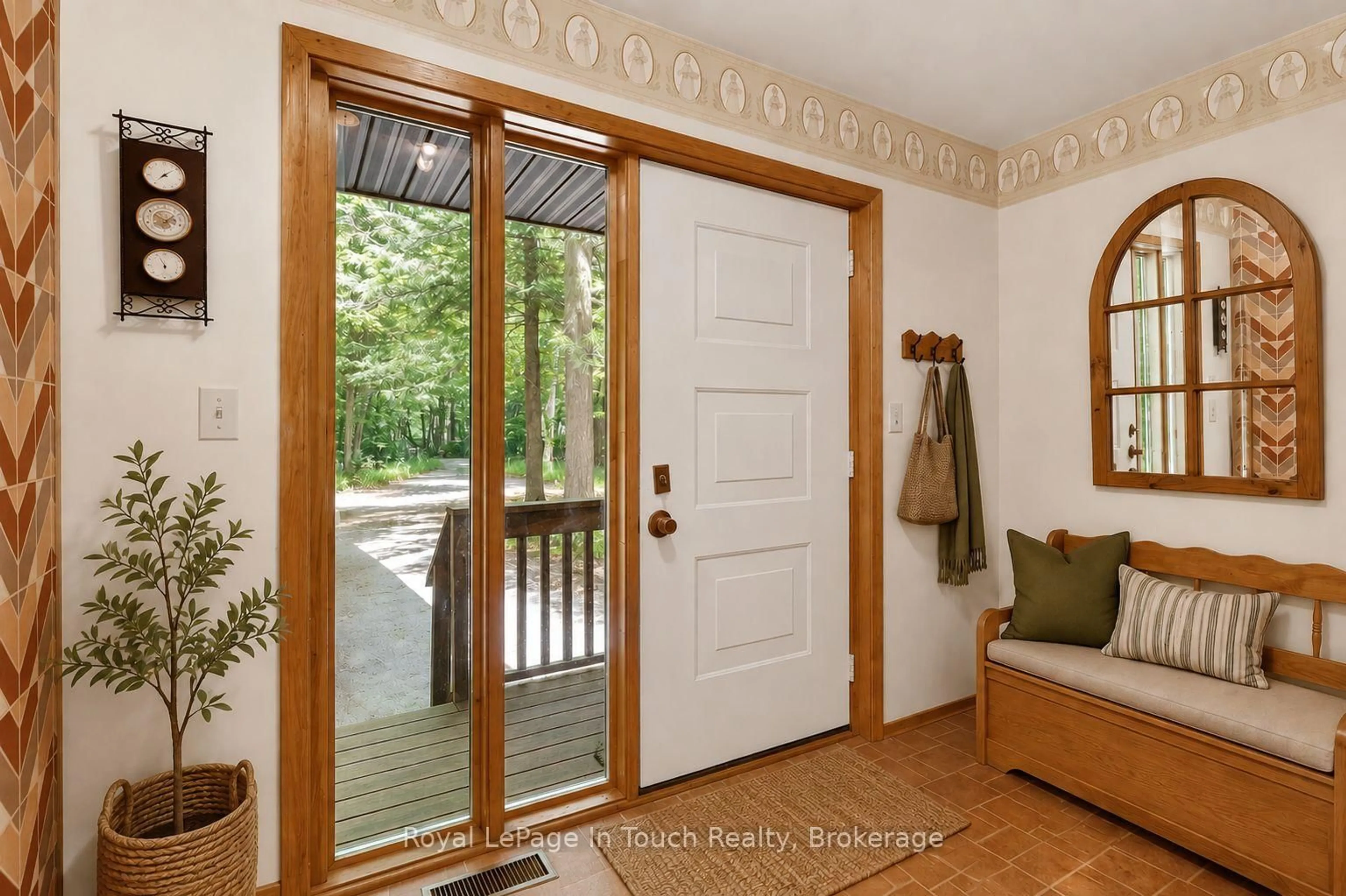 Indoor entryway for 54 Lackie Cres, Tiny Ontario L0L 2J0