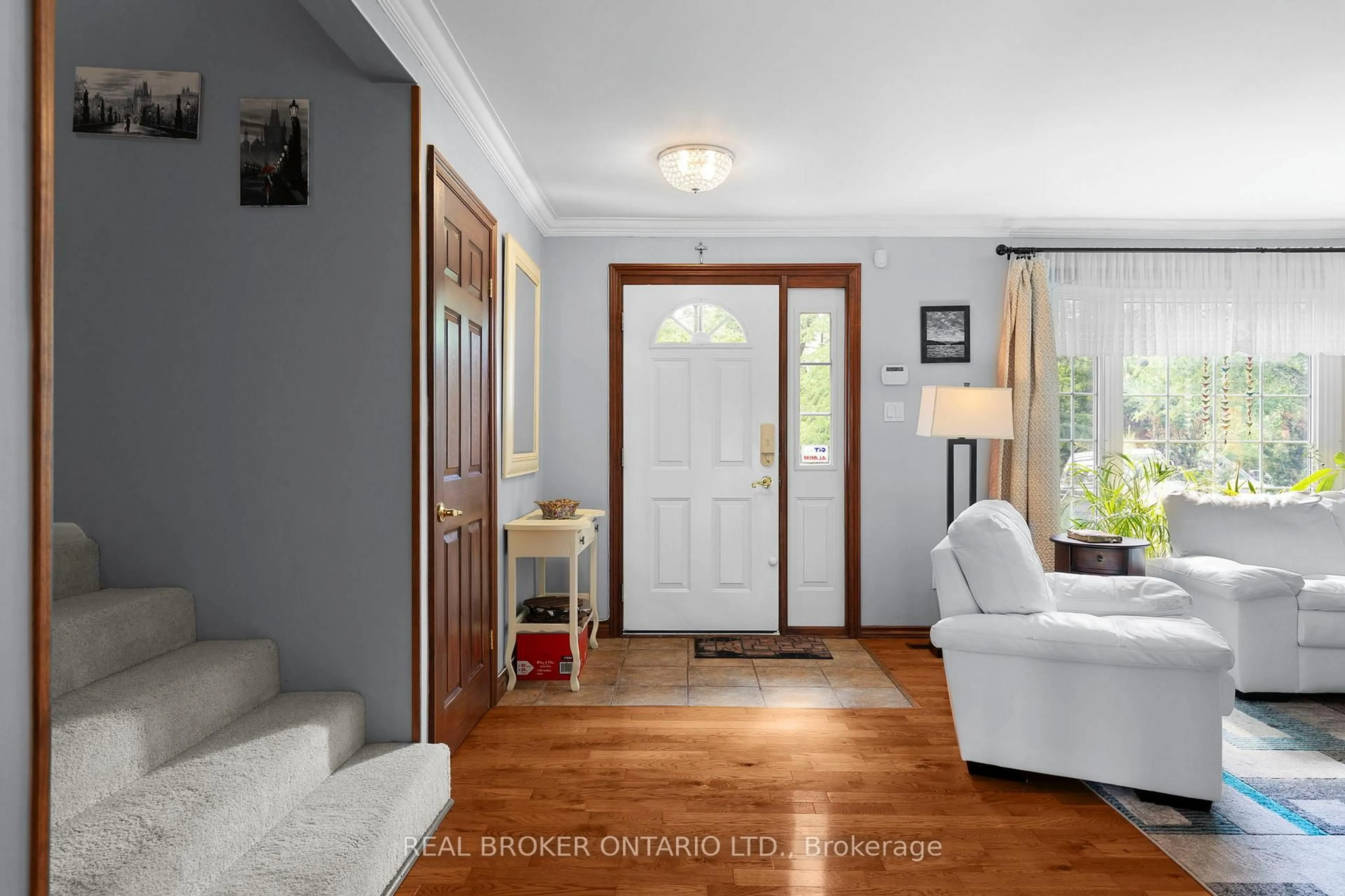 Indoor entryway for 493 Bay St, Orillia Ontario L3V 3X8