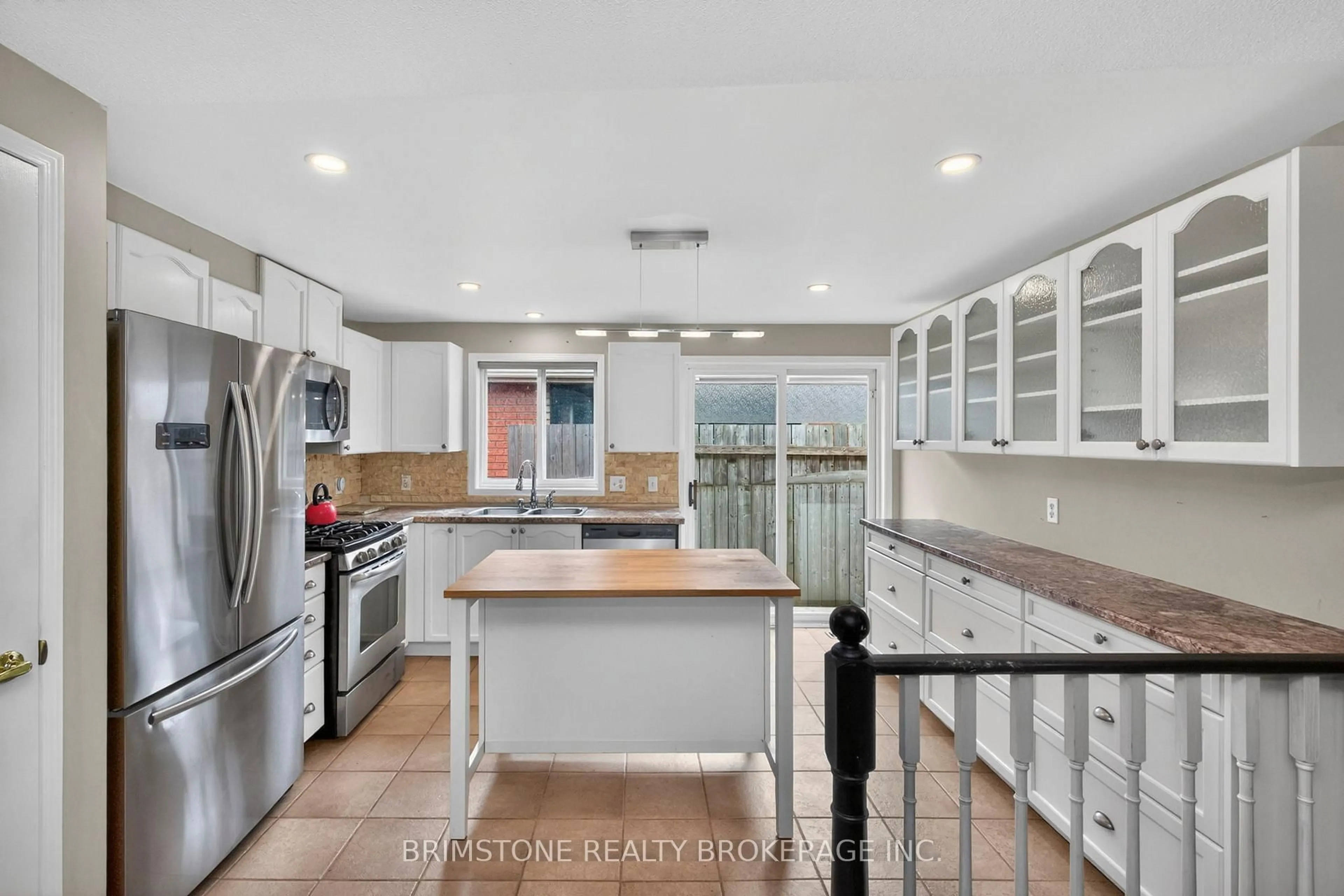 Open concept kitchen, ceramic/tile floor for 9 Holly Meadow Rd, Barrie Ontario L4N 8S1