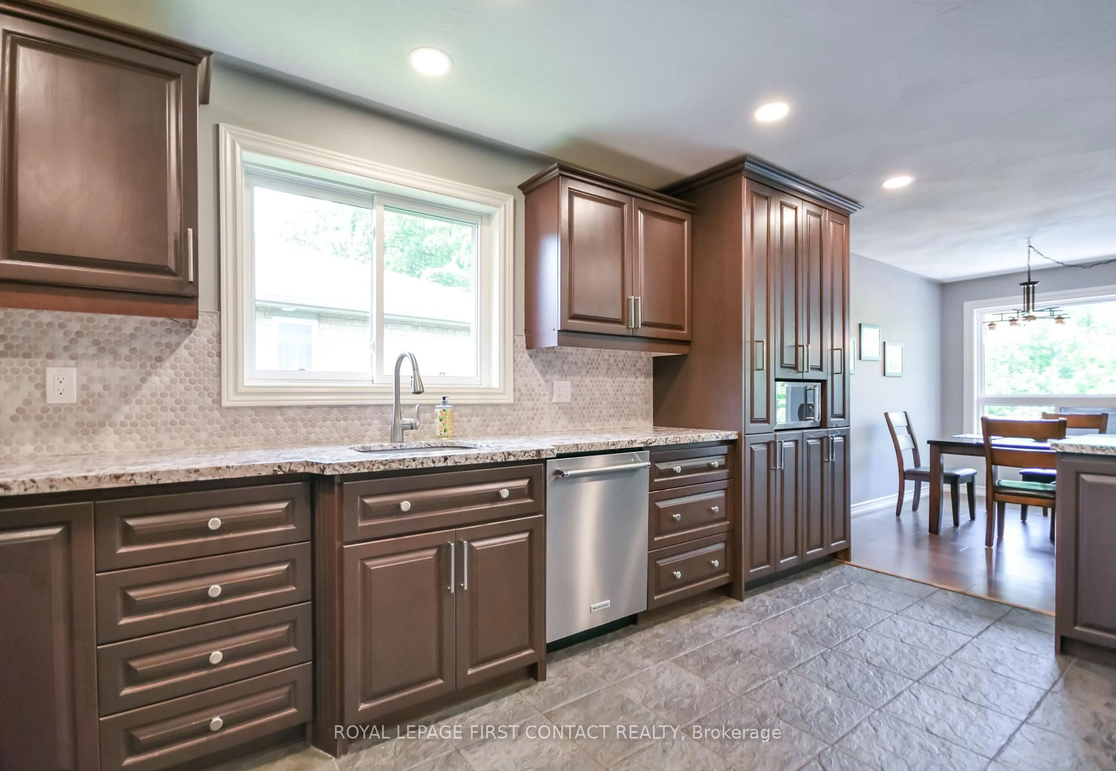 Open concept kitchen, ceramic/tile floor for 6 Nicklaus Dr, Barrie Ontario L4M 6W6