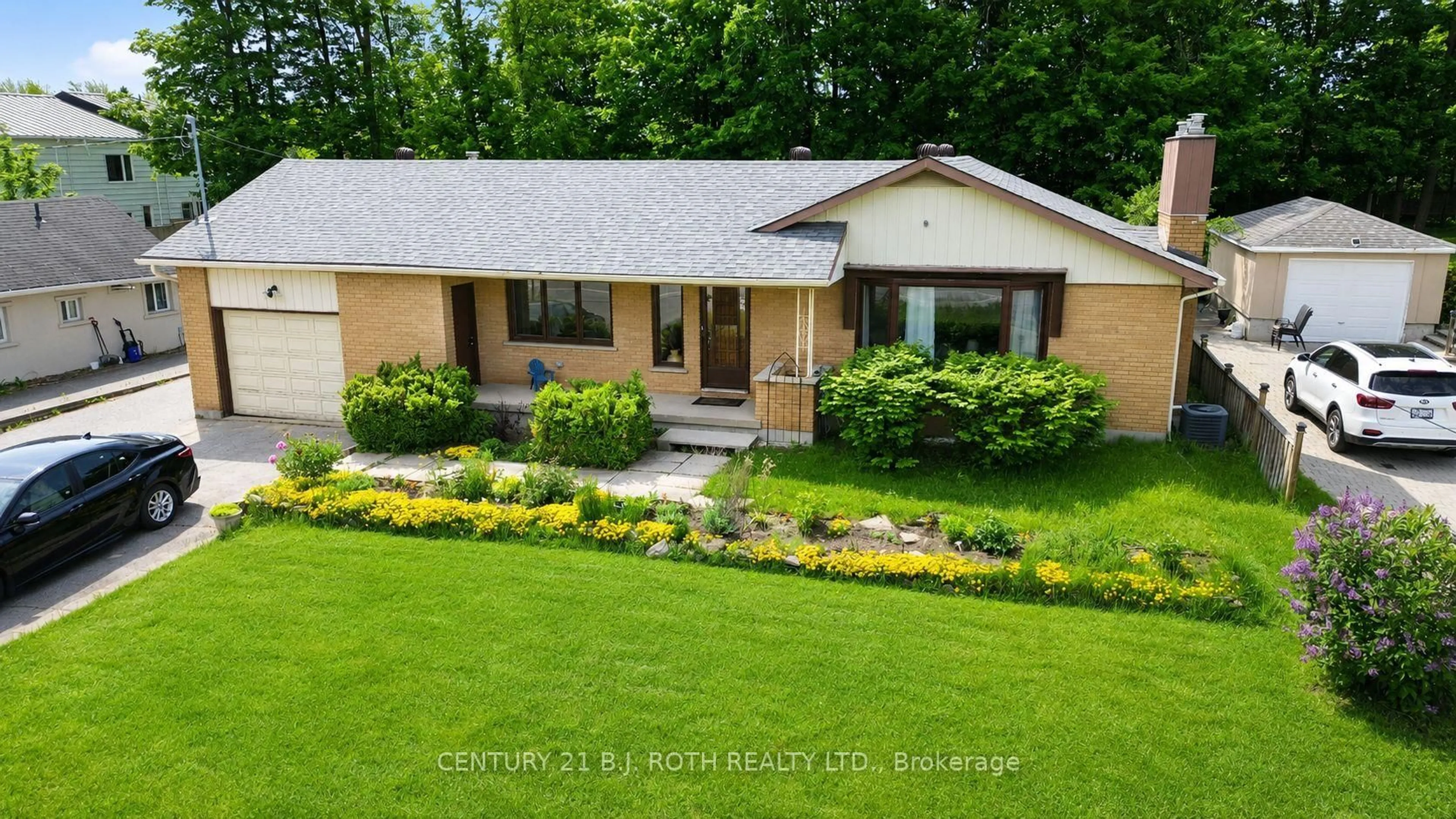 A pic from outside/outdoor area/front of a property/back of a property/a pic from drone, street for 823 Essa Rd, Barrie Ontario L4N 9G5