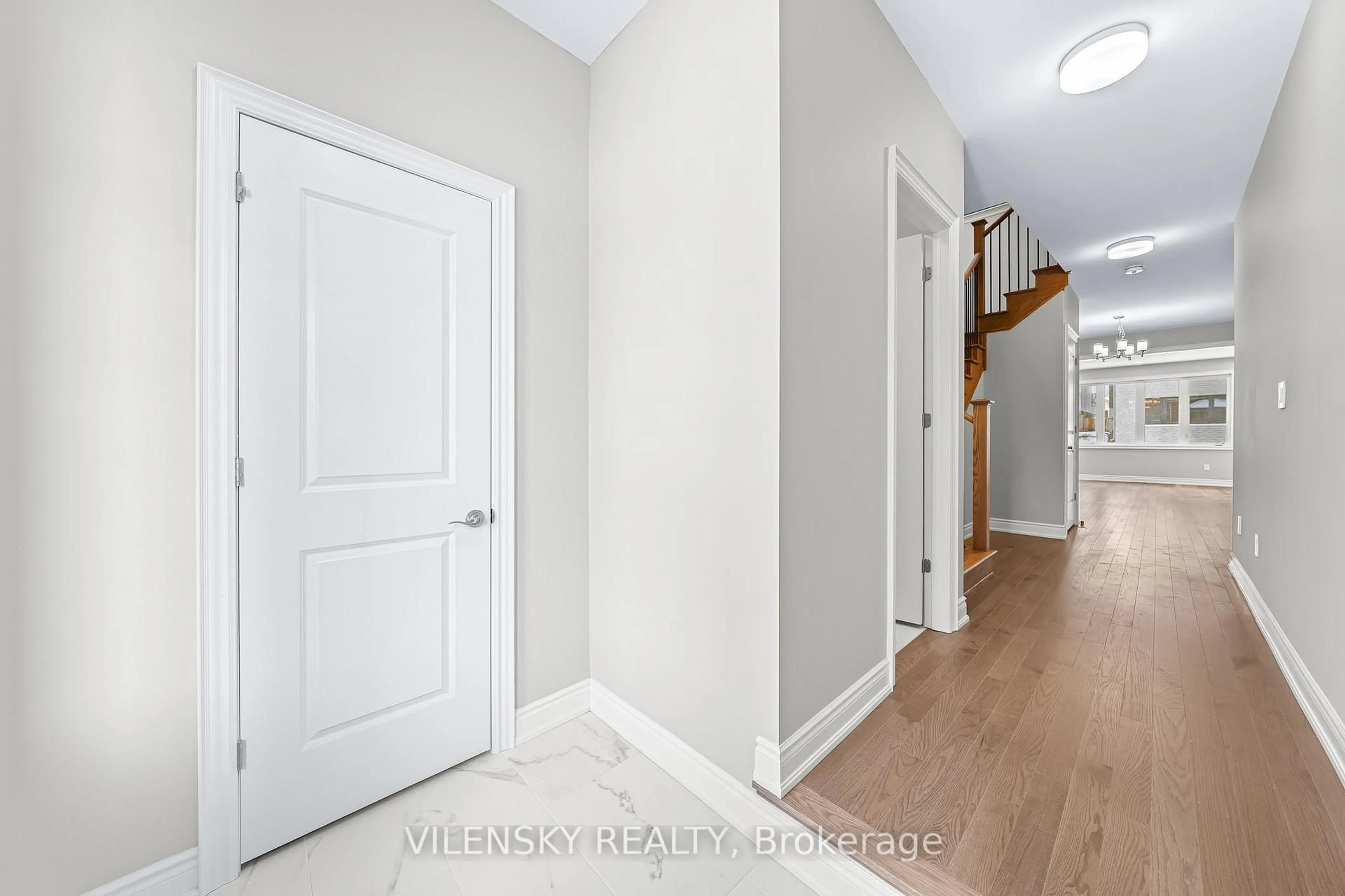 Indoor entryway for 39 Periwinkle Rd, Springwater Ontario L9X 2C8