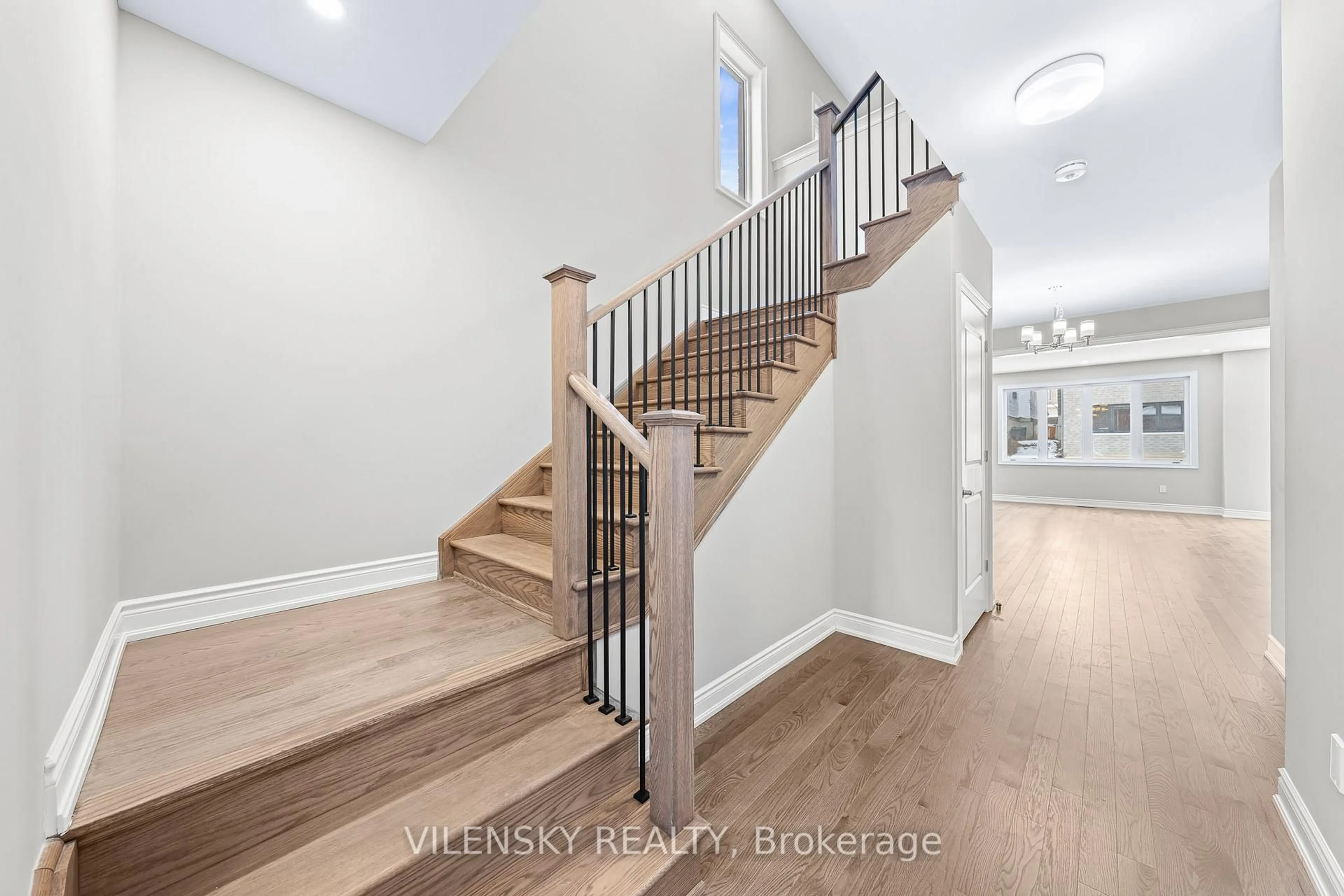 Indoor entryway for 39 Periwinkle Rd, Springwater Ontario L9X 2C8