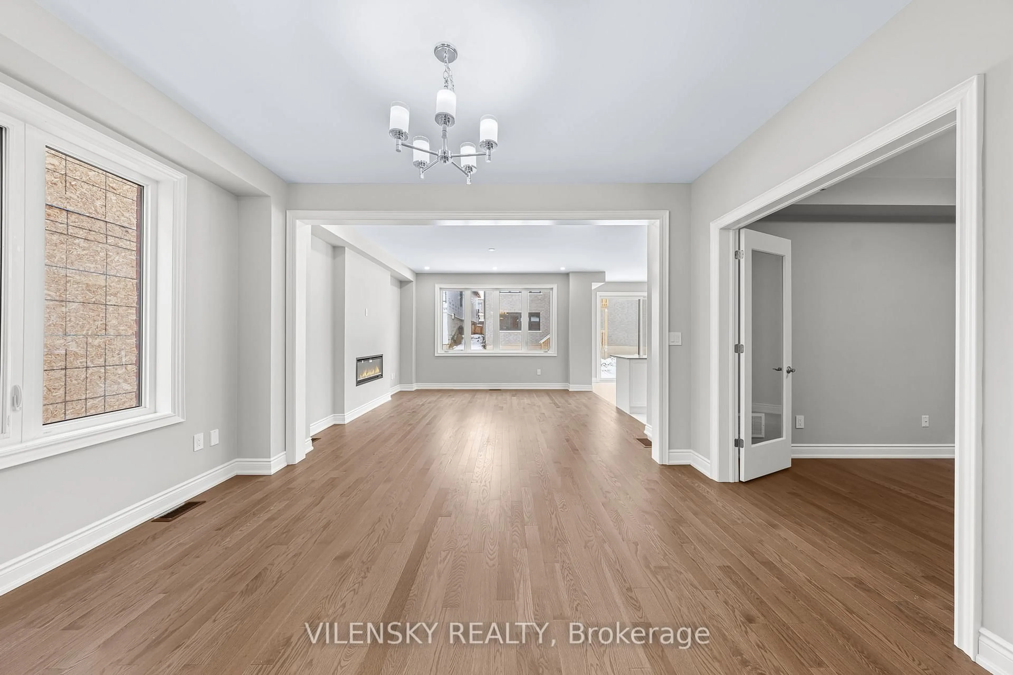 Indoor entryway for 39 Periwinkle Rd, Springwater Ontario L9X 2C8