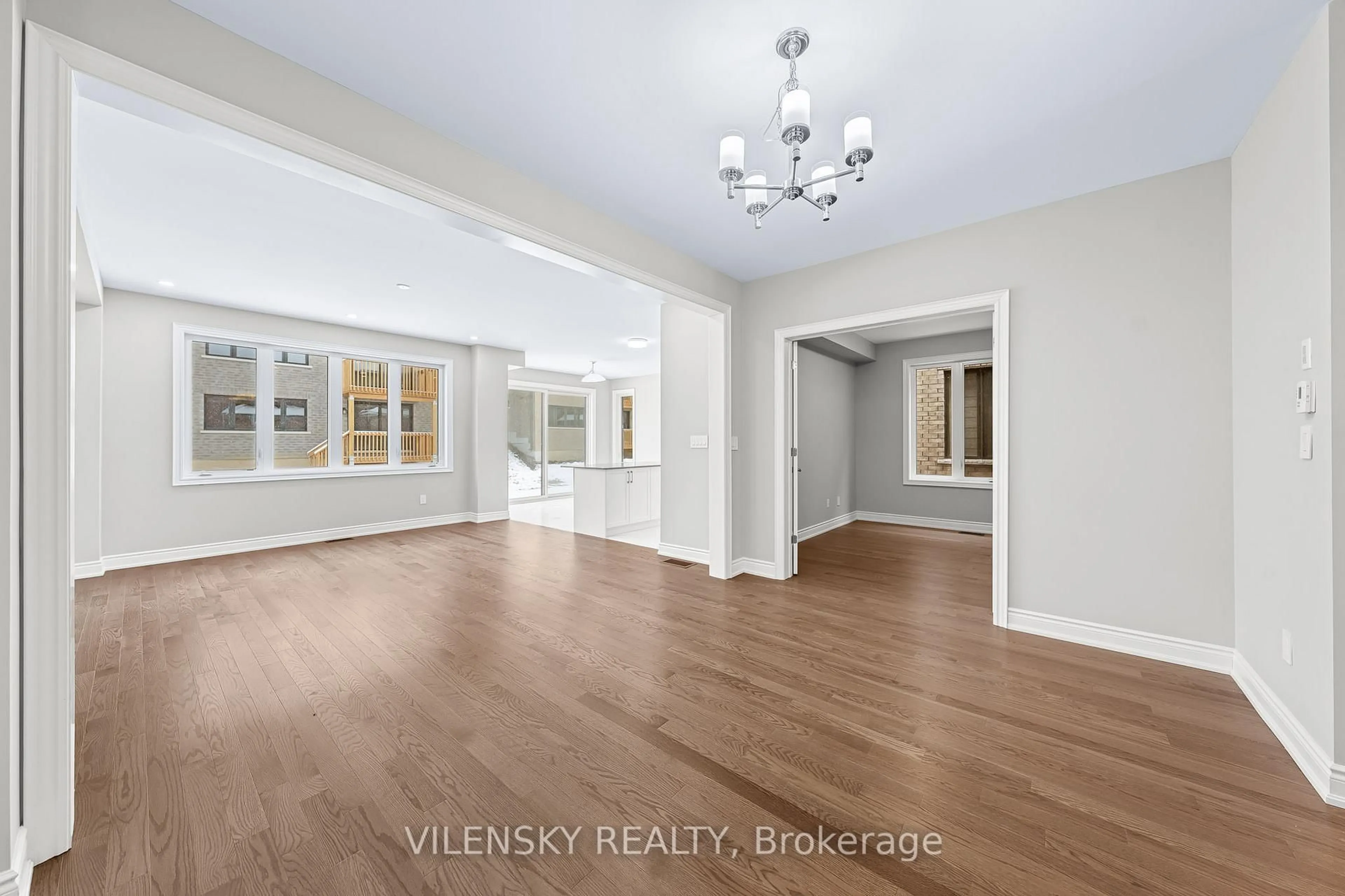 Indoor entryway for 39 Periwinkle Rd, Springwater Ontario L9X 2C8