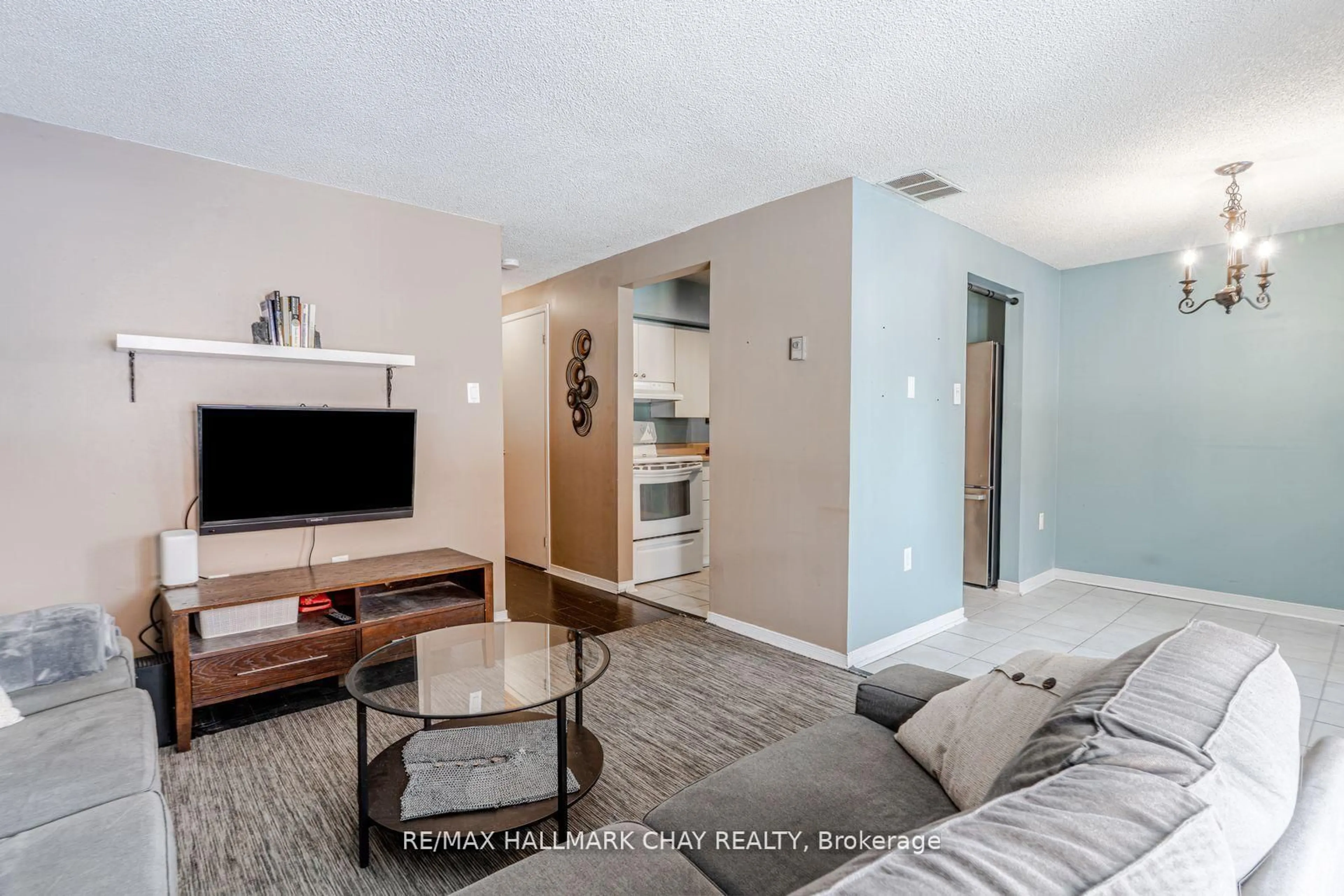 Living room with furniture, unknown for 22 Meadow Lane #8, Barrie Ontario L4N 7K2