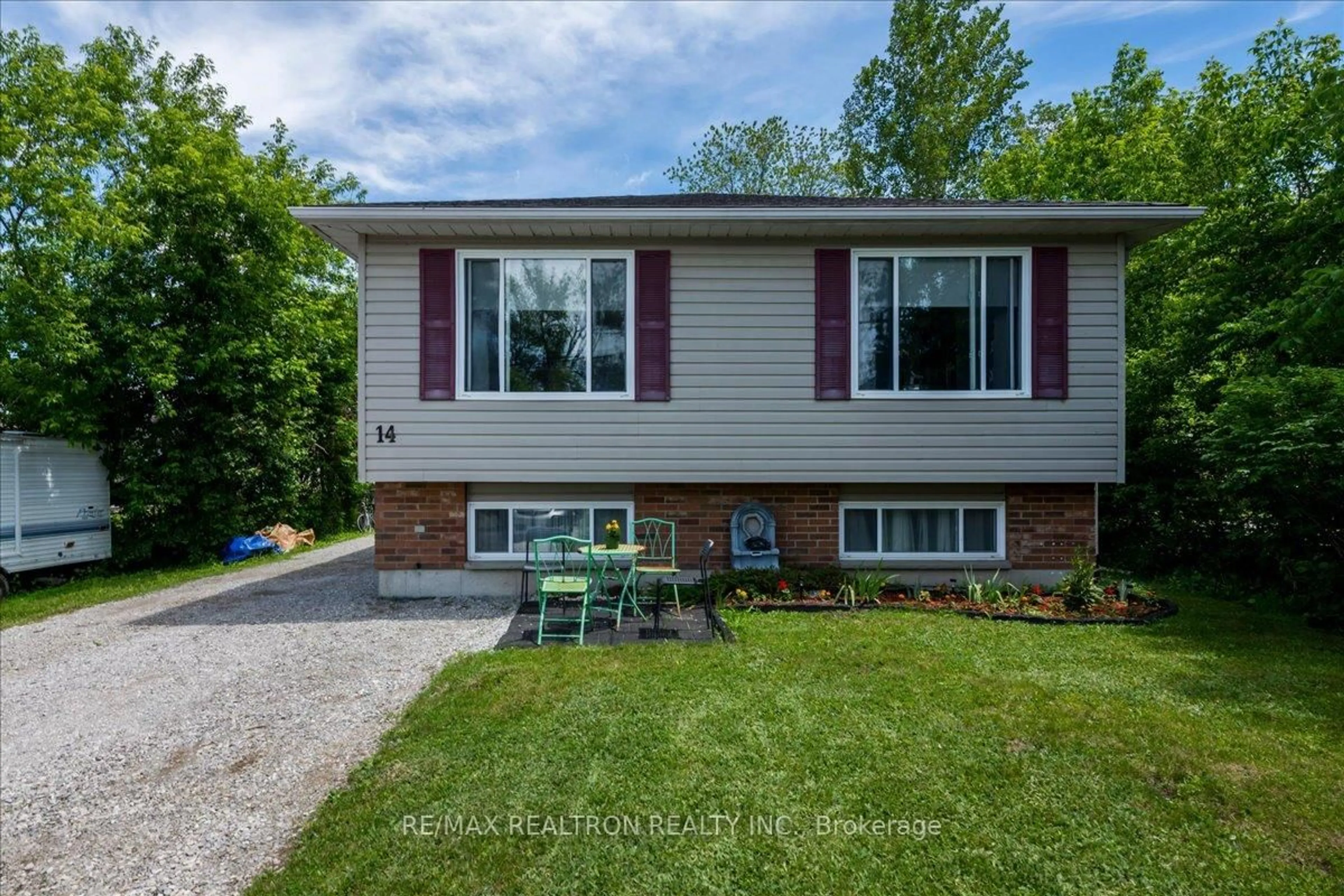 Home with vinyl exterior material, street for 14 Courtland St, Orillia Ontario L3V 1A5