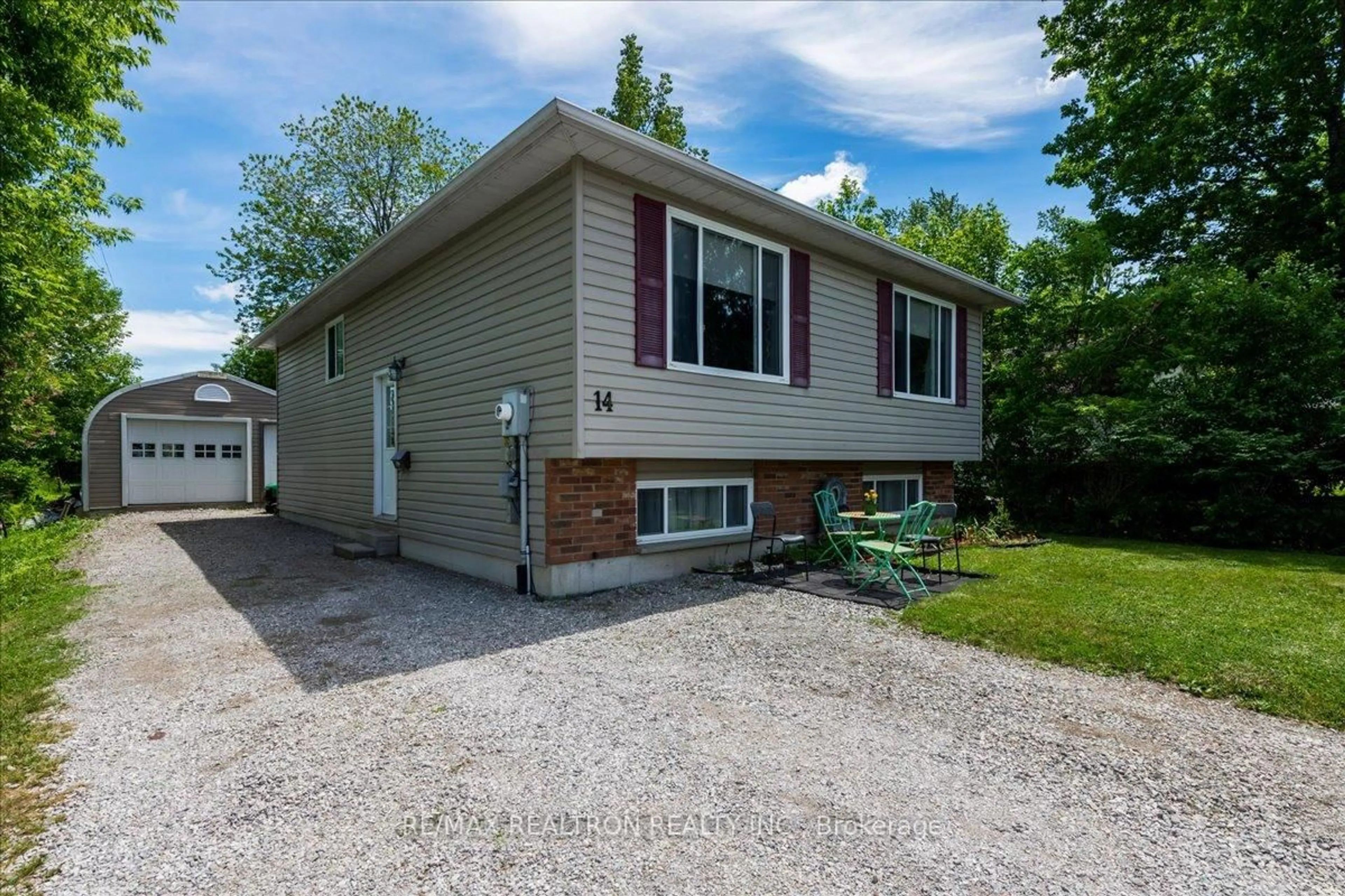 Home with vinyl exterior material, street for 14 Courtland St, Orillia Ontario L3V 1A5