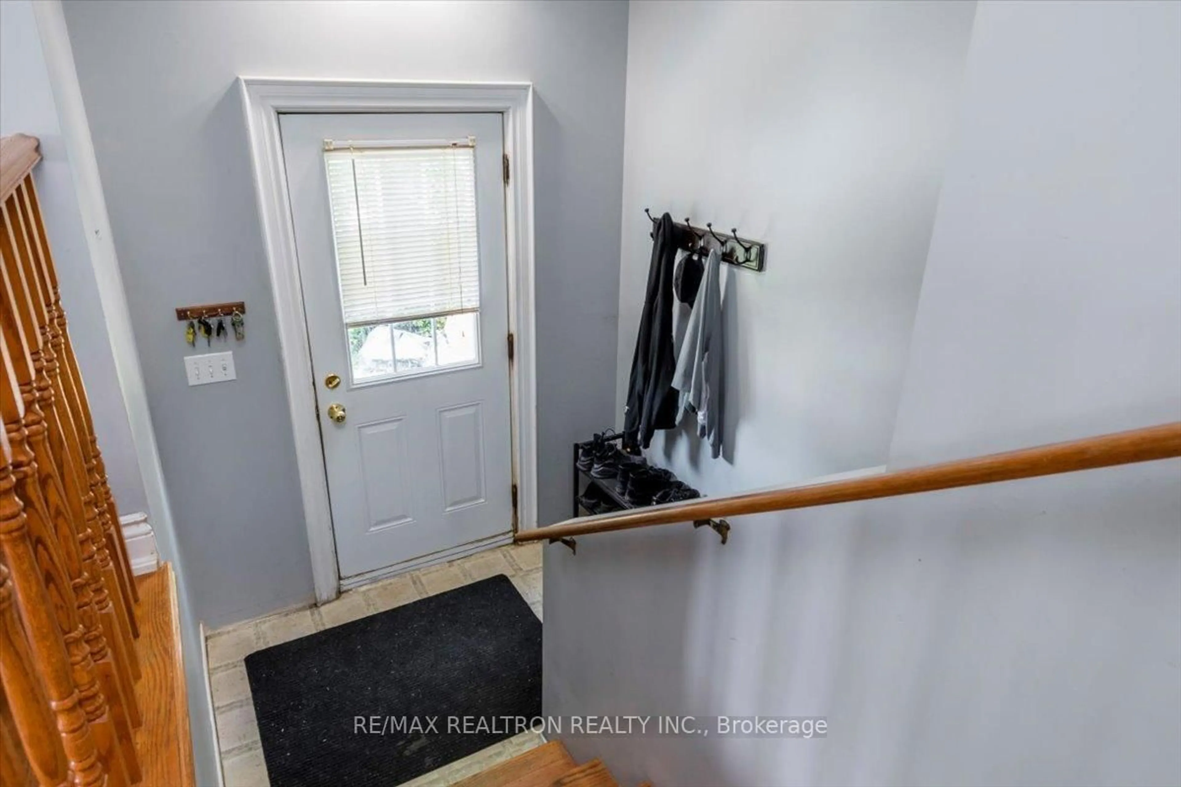Indoor entryway for 14 Courtland St, Orillia Ontario L3V 1A5