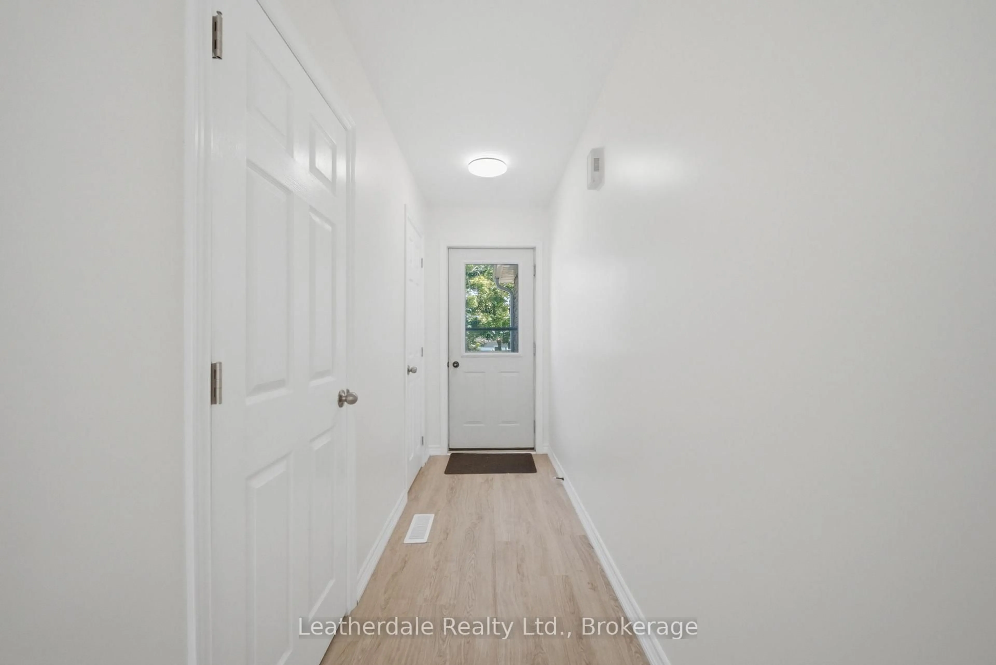 Indoor entryway for 325 West St #21, Orillia Ontario L3V 7P4
