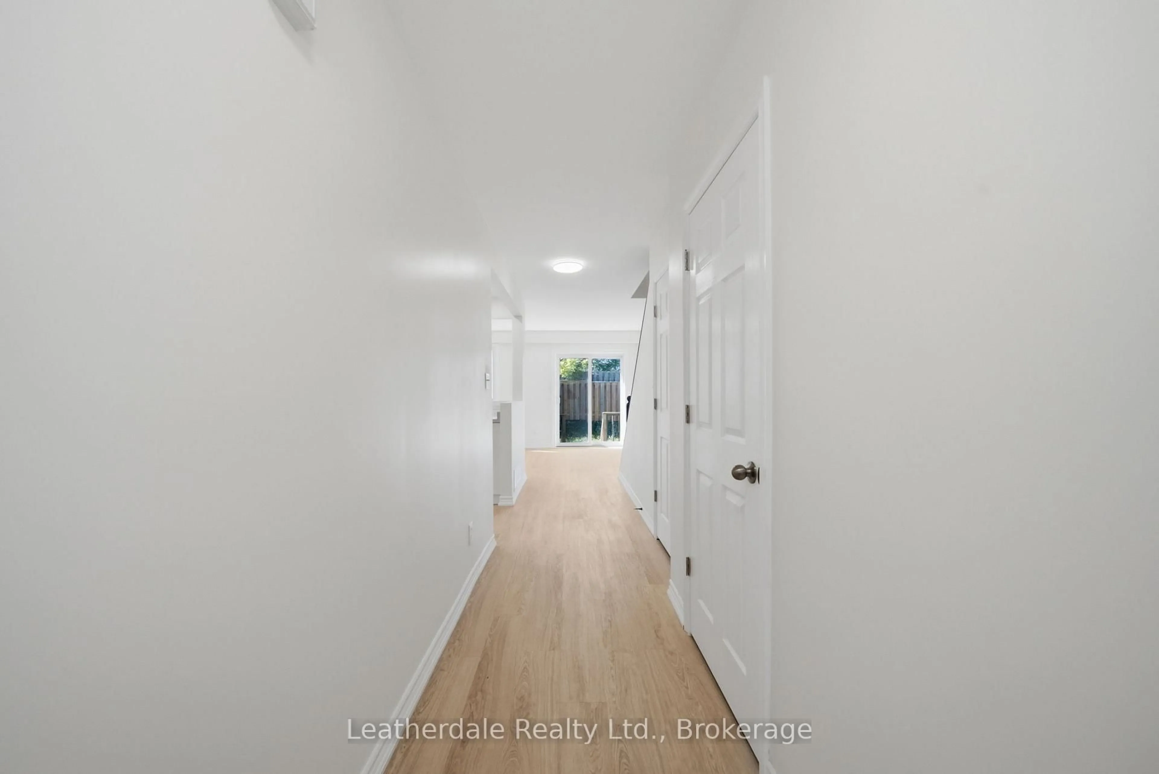 Indoor entryway for 325 West St #21, Orillia Ontario L3V 7P4
