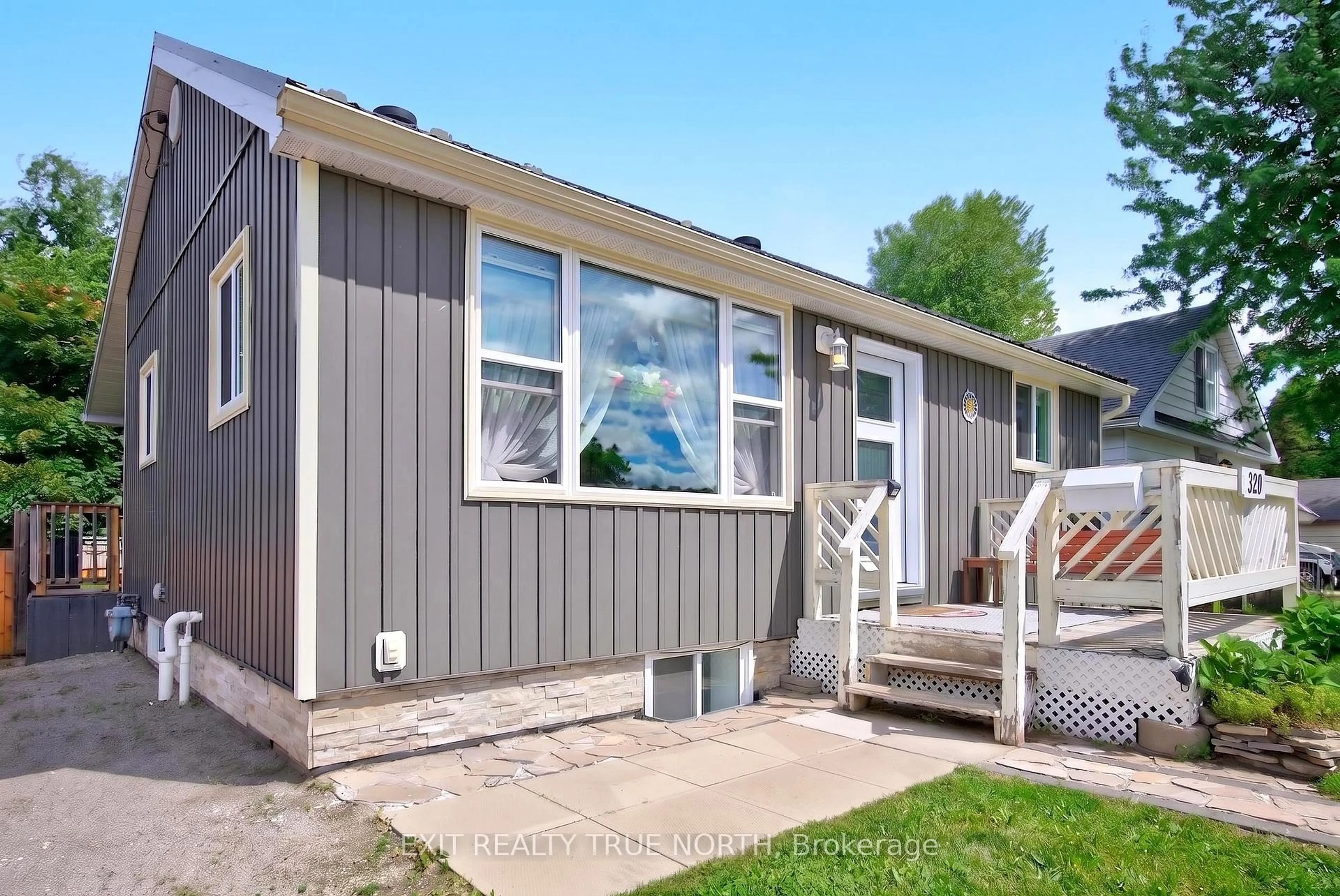 Home with vinyl exterior material, unknown for 320 Yonge St, Midland Ontario L4R 2B3