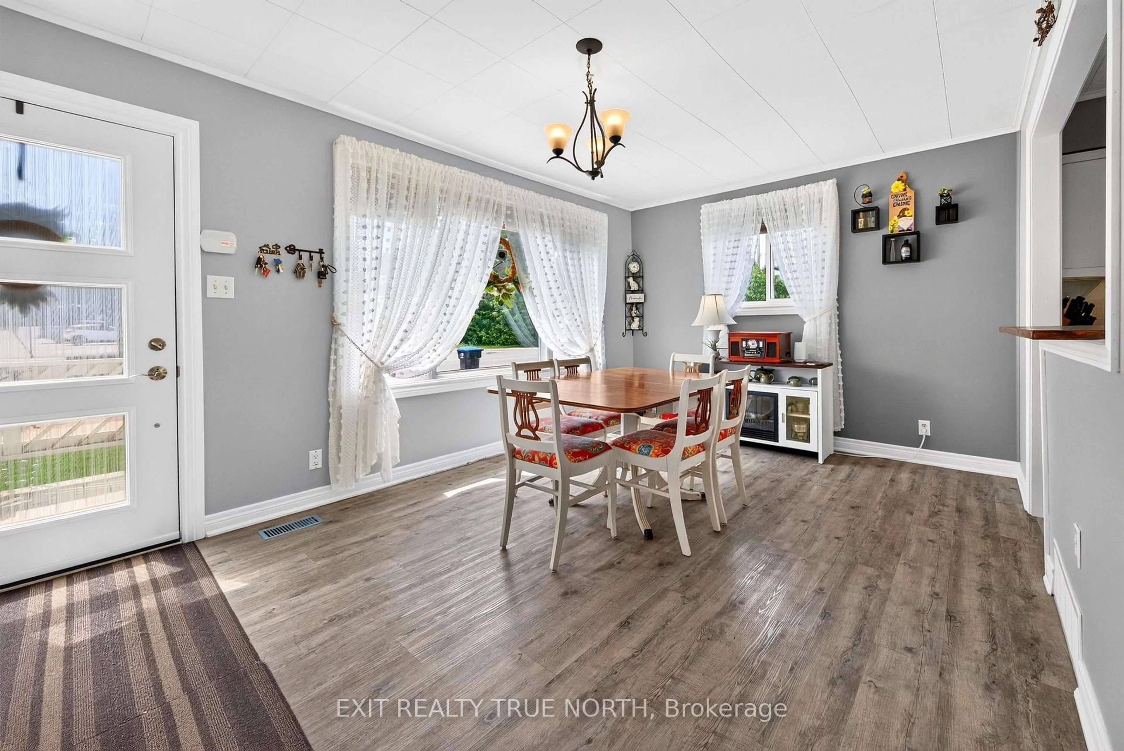 Dining room, unknown for 320 Yonge St, Midland Ontario L4R 2B3