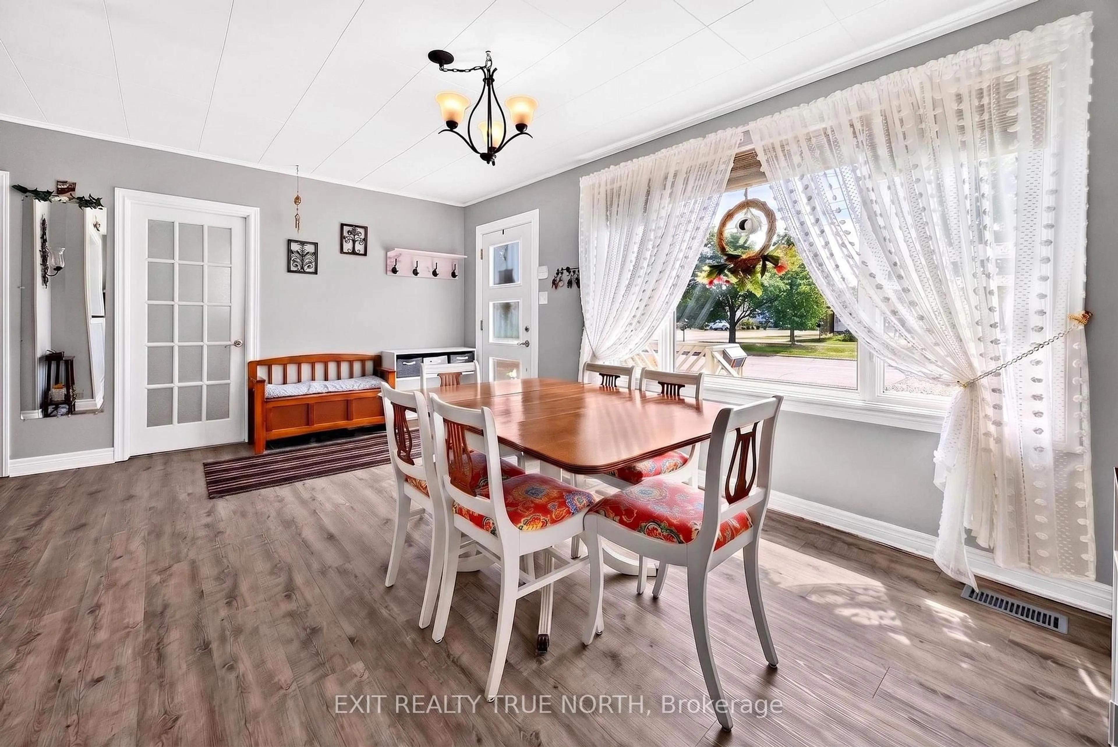 Dining room, wood/laminate floor for 320 Yonge St, Midland Ontario L4R 2B3