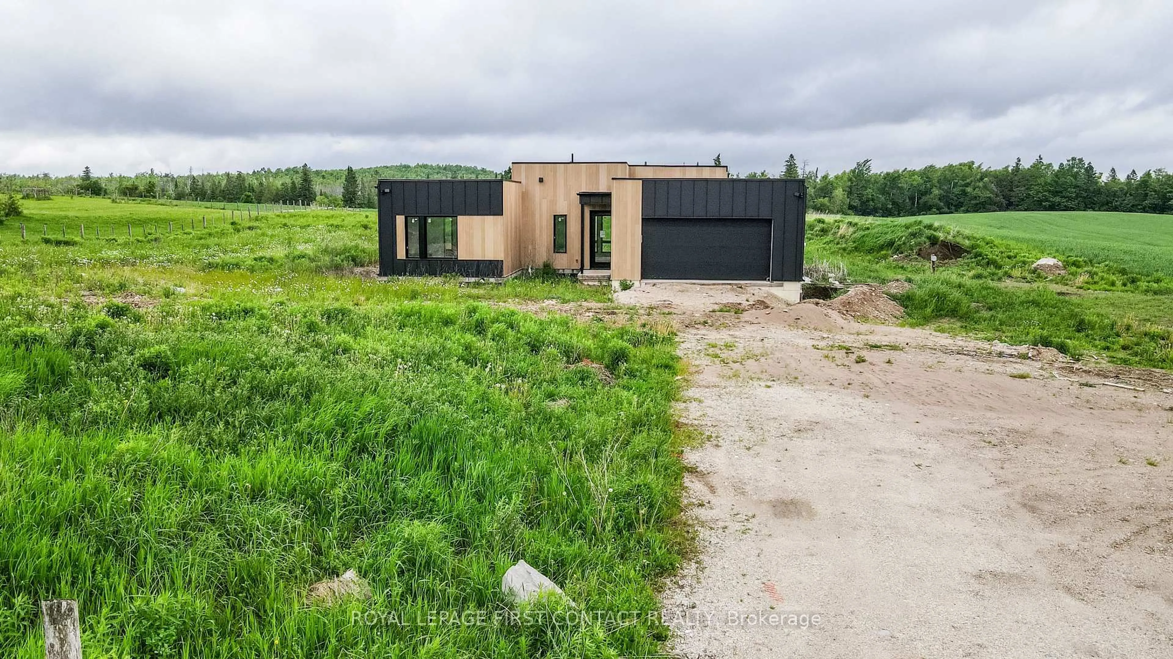 A pic from outside/outdoor area/front of a property/back of a property/a pic from drone, building for 9694 6 7 Nottawasaga Sdrd, Clearview Ontario L0M 1G0