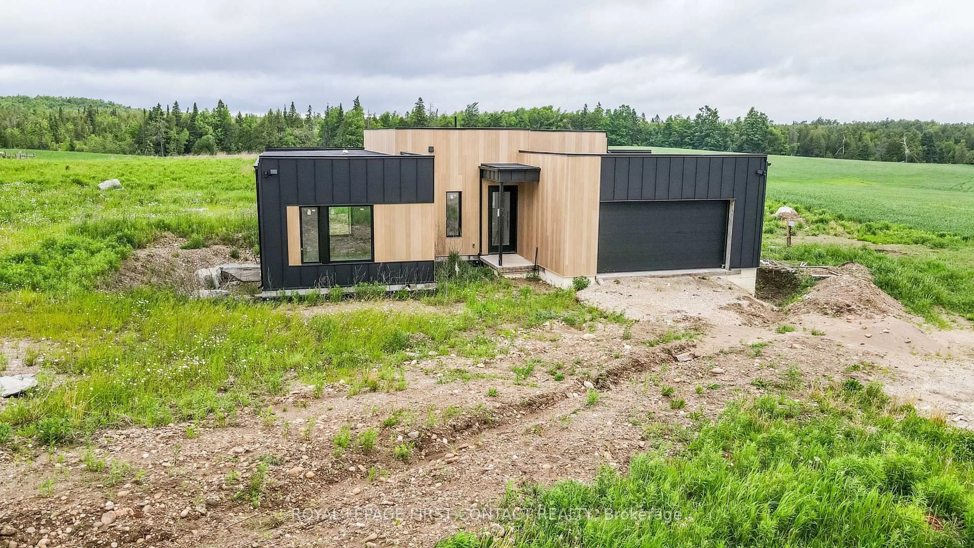 A pic from outside/outdoor area/front of a property/back of a property/a pic from drone, building for 9694 6 7 Nottawasaga Sdrd, Clearview Ontario L0M 1G0