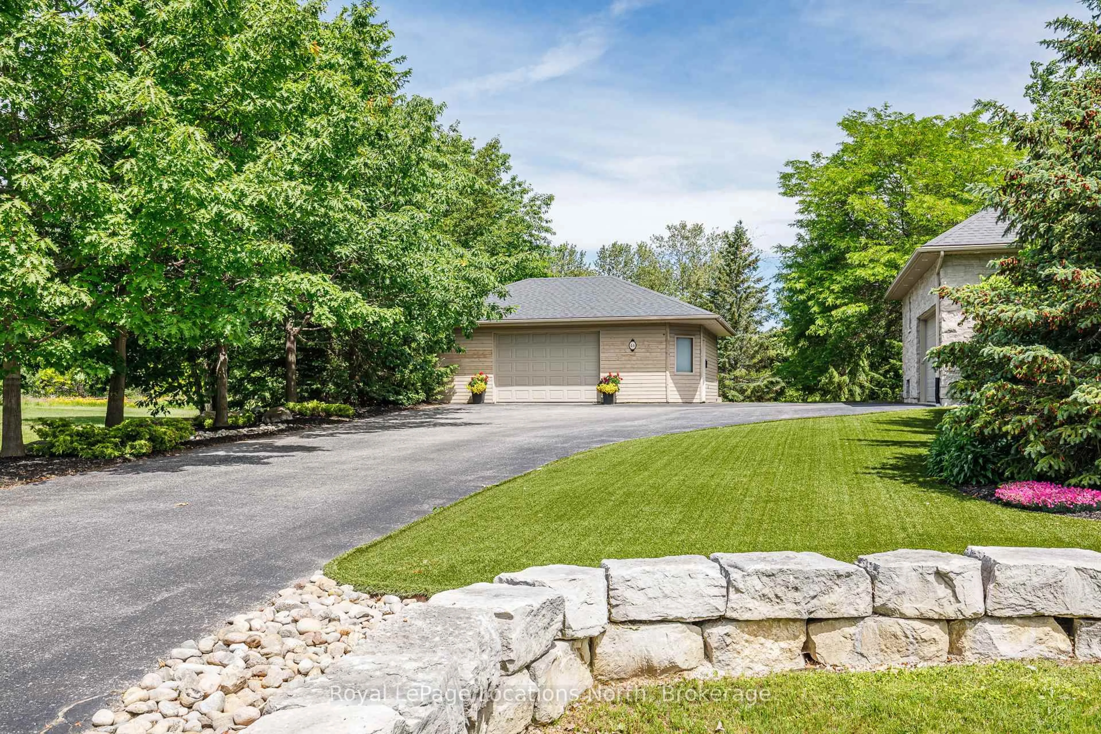 A pic from outside/outdoor area/front of a property/back of a property/a pic from drone, unknown for 44 Blackburn Ave, Clearview Ontario L0M 1P0