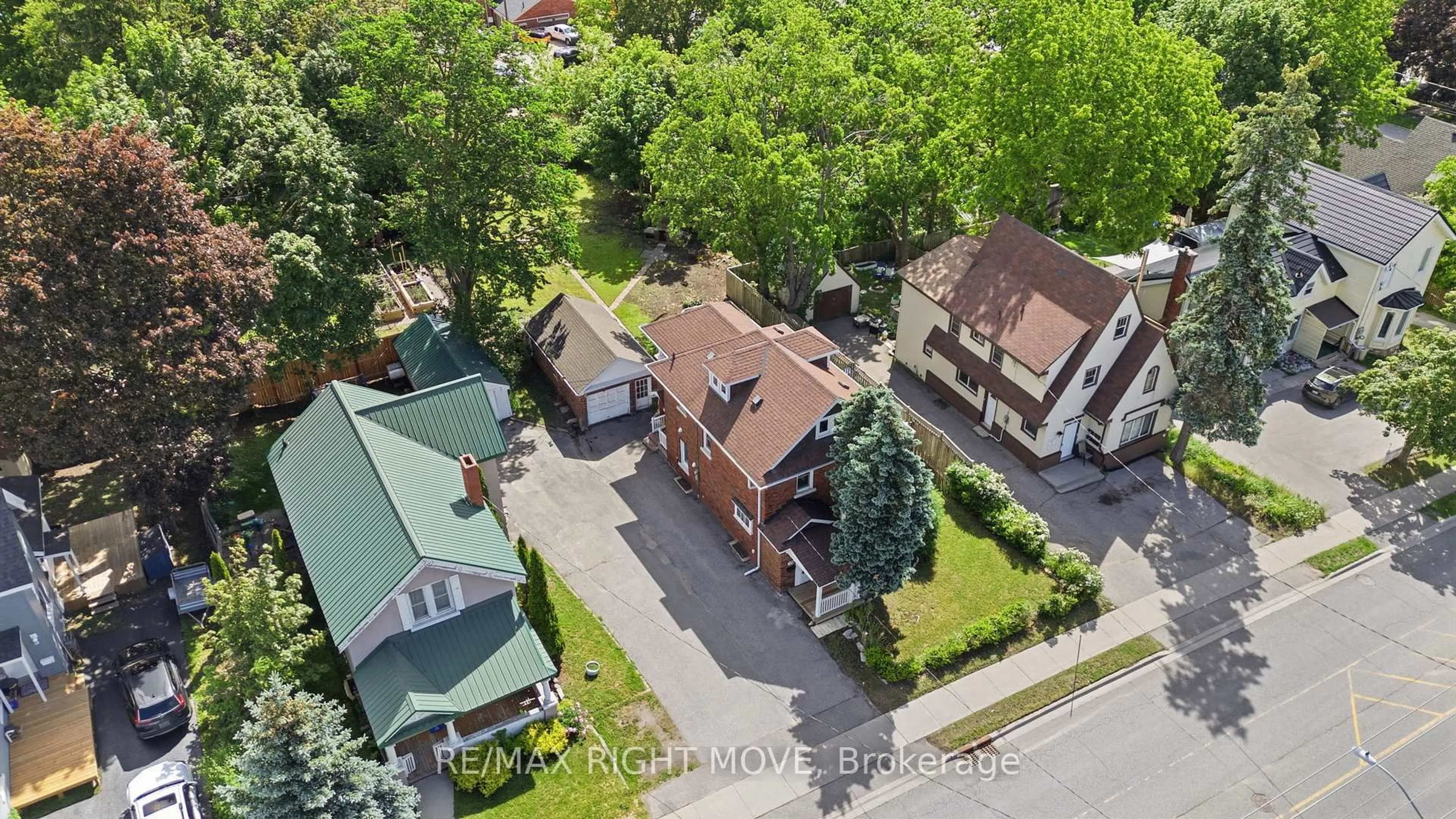 A pic from outside/outdoor area/front of a property/back of a property/a pic from drone, street for 108 West St, Orillia Ontario L3V 5C3