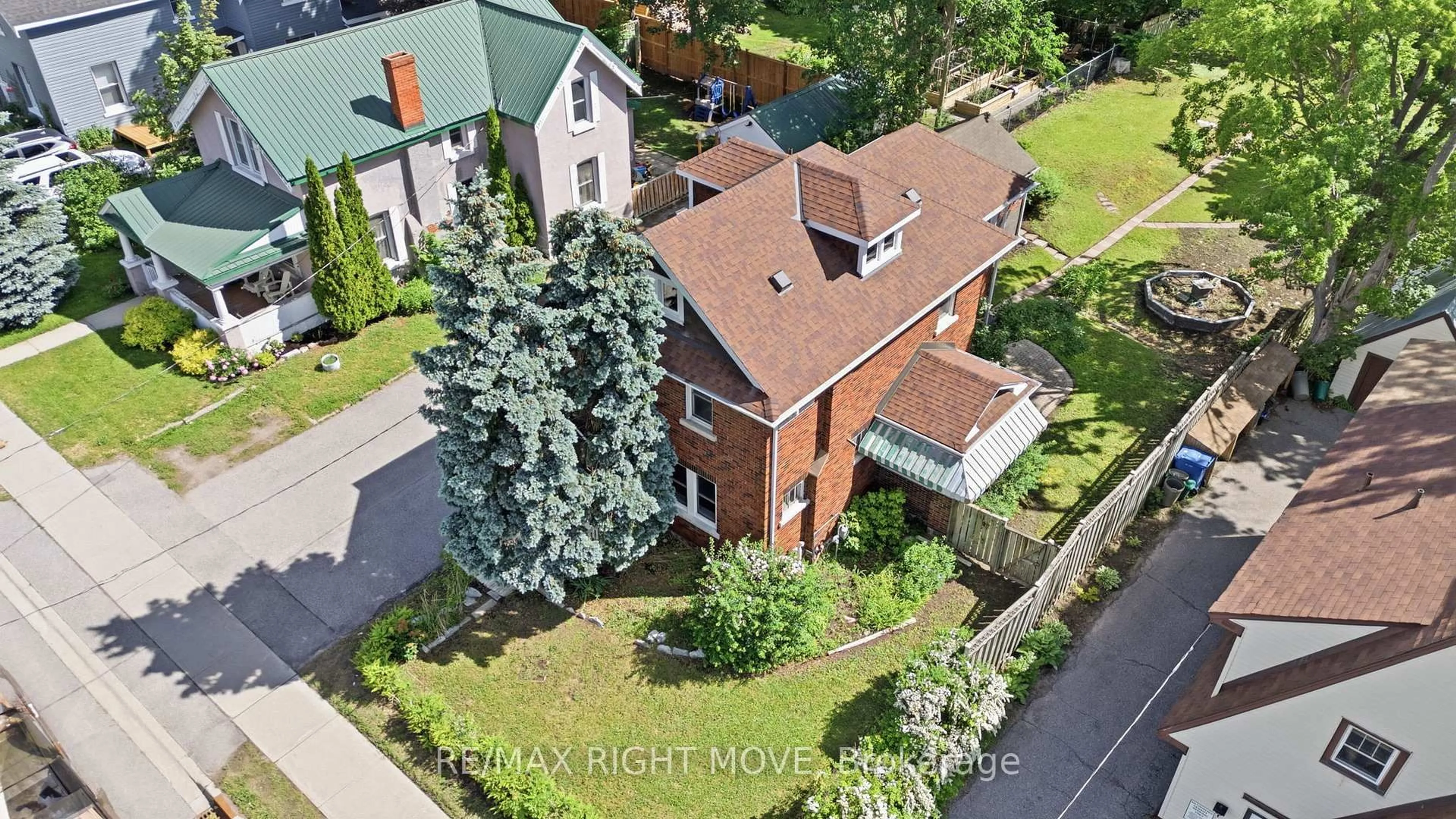 A pic from outside/outdoor area/front of a property/back of a property/a pic from drone, street for 108 West St, Orillia Ontario L3V 5C3